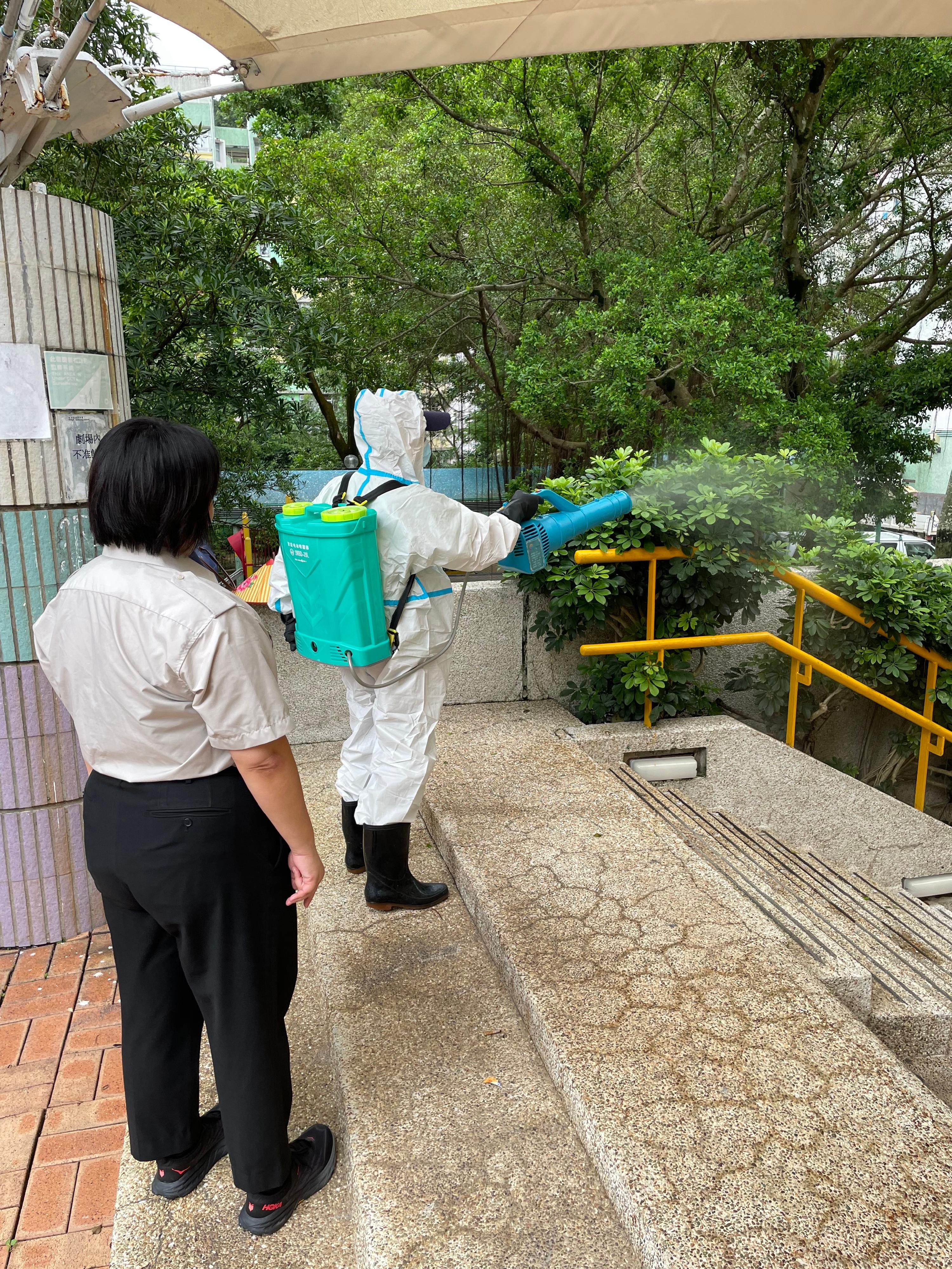 因應近期鄰近地區的基孔肯雅熱個案數字大幅上升，房屋署今日（七月三十一日）公布已採取多管齊下的措施於轄下公共租住屋邨加強防控蚊患，並呼籲居民加強防蚊滅蚊措施。圖示其中一個房屋署轄下屋邨正進行霧化處理，以殺滅成蚊。