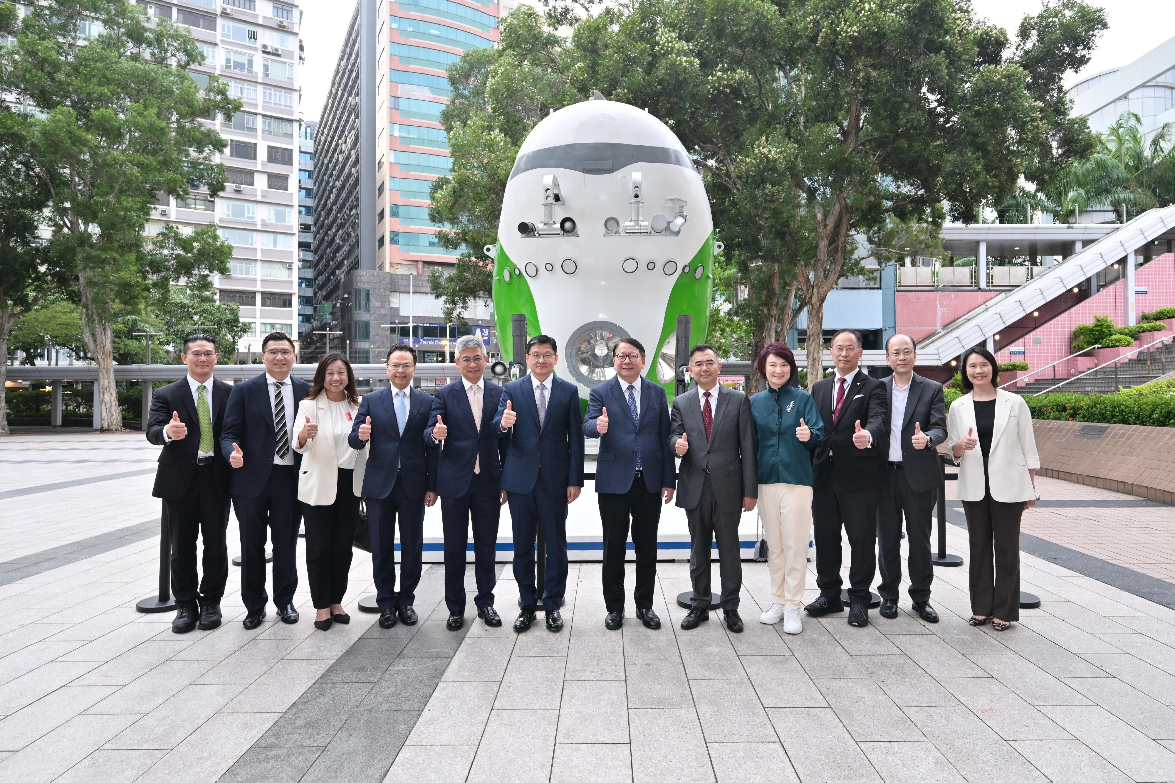 政務司司長陳國基今日（七月三十一日）出席「中國銀行（香港）呈獻：國家發展成就系列——無盡探索：中國的航天、航空及航海」展覽開幕典禮。圖示陳國基（右六）參觀展覽。旁為國家航天局總工程師李國平（右五）、中國銀行（香港）有限公司副董事長兼總裁孫煜（左六）、「憲法和基本法推廣督導委員會」轄下「愛國主義教育工作小組」組長、立法會議員李慧琼博士（右四）和博物館諮詢委員會科學專責委員會主席衞炳江教授（右三）。
