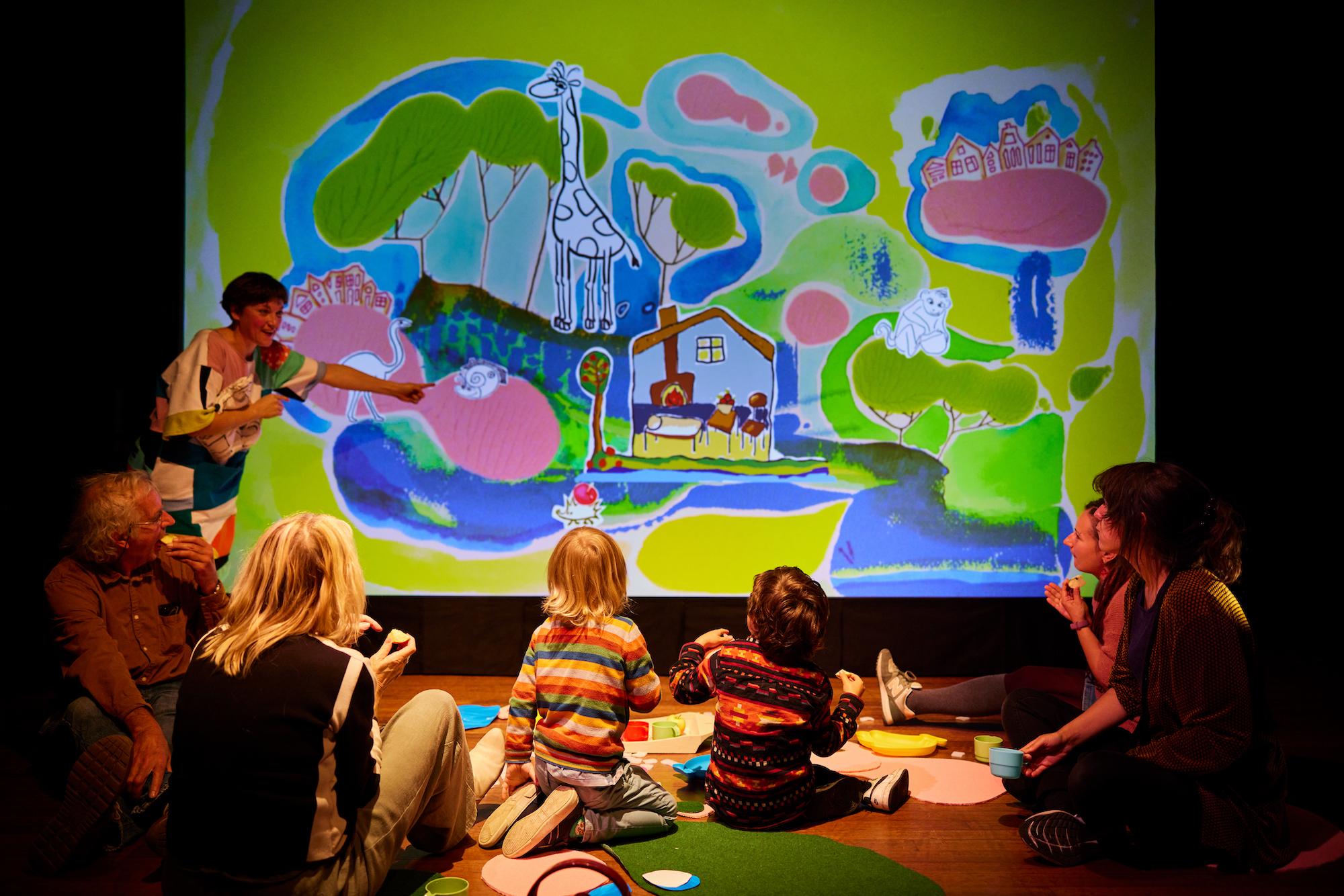 The International Arts Carnival will stage the interactive multimedia theatre "Home" by Mime Wave from the Netherlands in August. Combining theatre, animation and music, the programme leads audiences of all ages to explore the true meaning of home in a heartwarming story. (Source of photo: Hans Boddeke)
