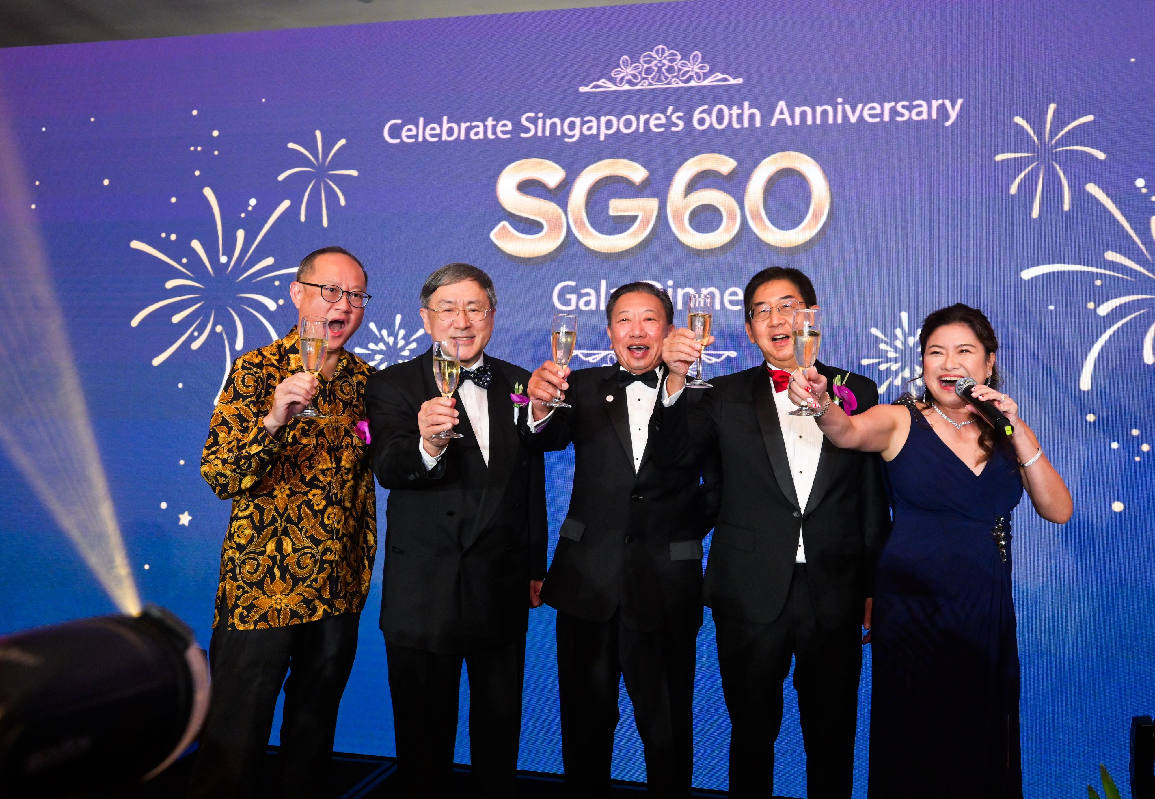 The Deputy Chief Secretary for Administration, Mr Cheuk Wing-hing, attended the Celebrate Singapore's 60th Anniversary Gala Dinner organised by the Singapore Chamber of Commerce (Hong Kong) tonight (August 1). Photo shows (from left) the Consul General of Singapore in Hong Kong, Mr Ong Siew Gay; Mr Cheuk; the Chairman of the Singapore Chamber of Commerce (Hong Kong), Mr Lawrence Chia; the Chairman Alternate of the Singapore Chamber of Commerce (Hong Kong), Mr Jacky Foo; and the Executive Director of the Singapore Chamber of Commerce (Hong Kong), Ms Hellen Teo Manning, proposing a toast.