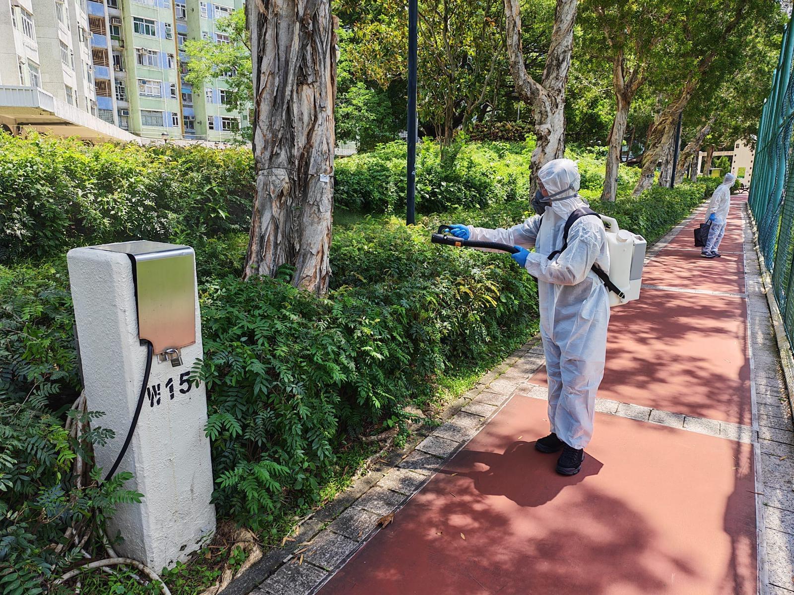 In response to the recent significant increase in the number of chikungunya cases reported in neighboring regions and some overseas countries, the Leisure and Cultural Services Department (LCSD) announced today (August 1) that the LCSD has implemented multiple mosquito prevention and control measures at its recreational venues, including major parks, sitting-out areas, sports grounds, beaches, playgrounds and cultural venues to protect public health. Photo shows a staff member conducting fogging treatments to eliminate adult mosquitoes at an LCSD park.