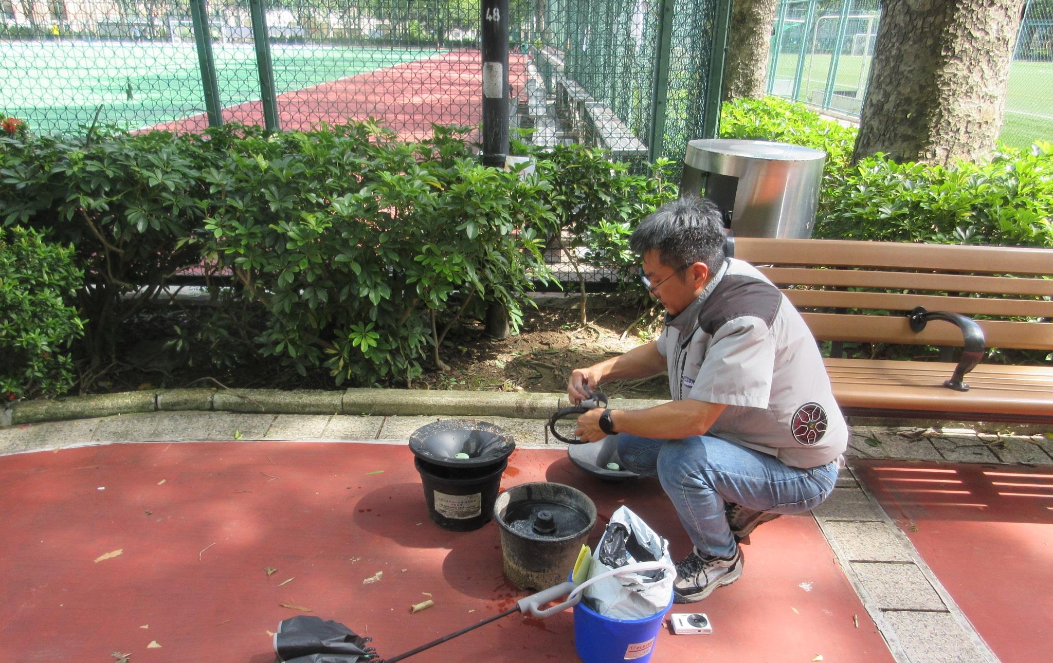 In response to the recent significant increase in the number of chikungunya cases reported in neighboring regions and some overseas countries, the Leisure and Cultural Services Department (LCSD) announced today (August 1) that the LCSD has implemented multiple mosquito prevention and control measures at its recreational venues, including major parks, sitting-out areas, sports grounds, beaches, playgrounds and cultural venues to protect public health. Photo shows a staff member installing mosquito traps at an LCSD park.