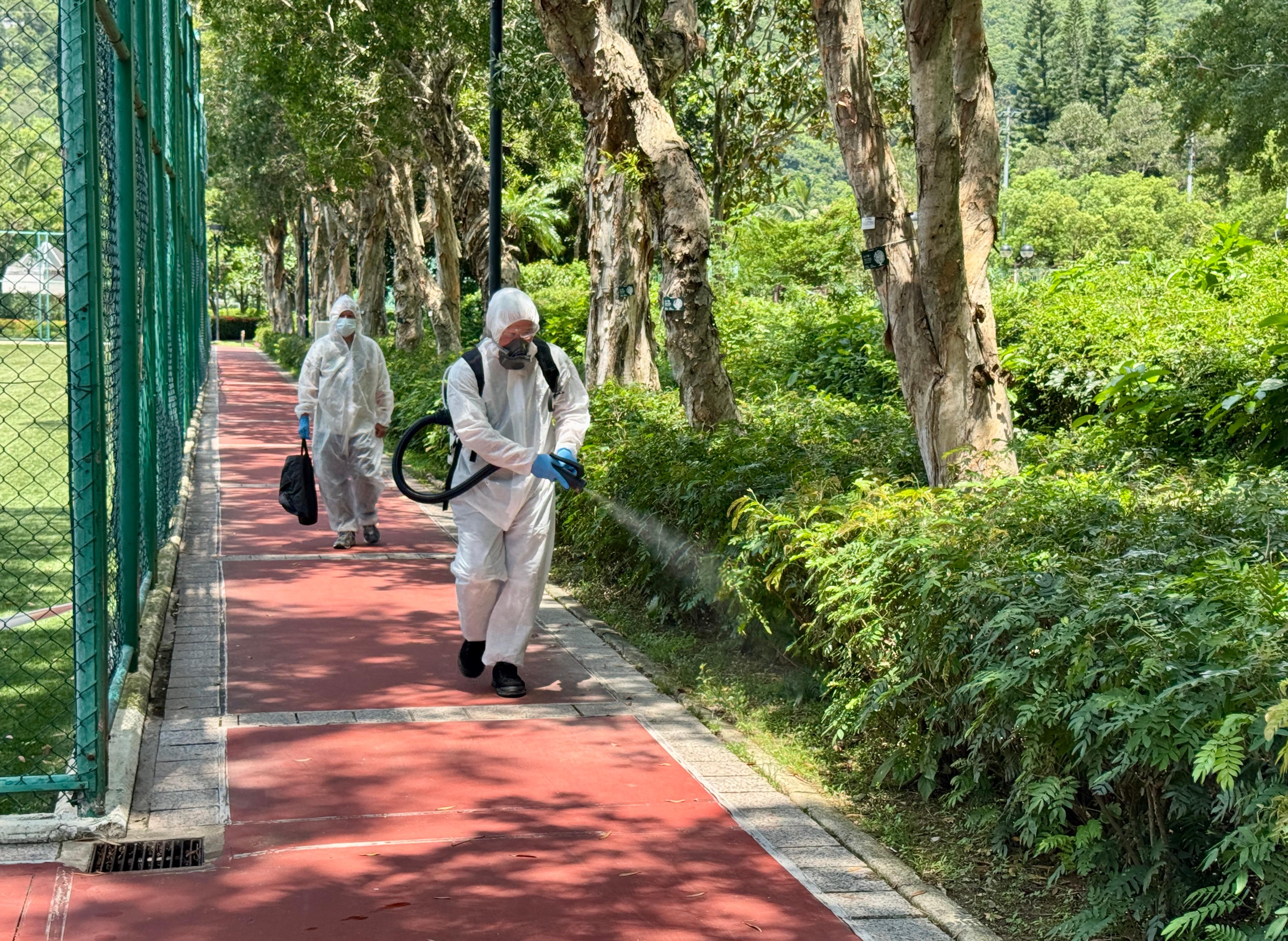 The Secretary for Environment and Ecology, Mr Tse Chin-wan, Assistant Director (Operations) of the Food and Environmental Hygiene Department (FEHD) Mr Peter Poon and representatives from related departments visited Po Lam Estate, Po Tsui Park and nearby areas in Tseung Kwan O today (August 1) to inspect the enhanced efforts to prevent chikungunya fever in the community. Photo shows FEHD staff carrying out mosquito control work in the park.