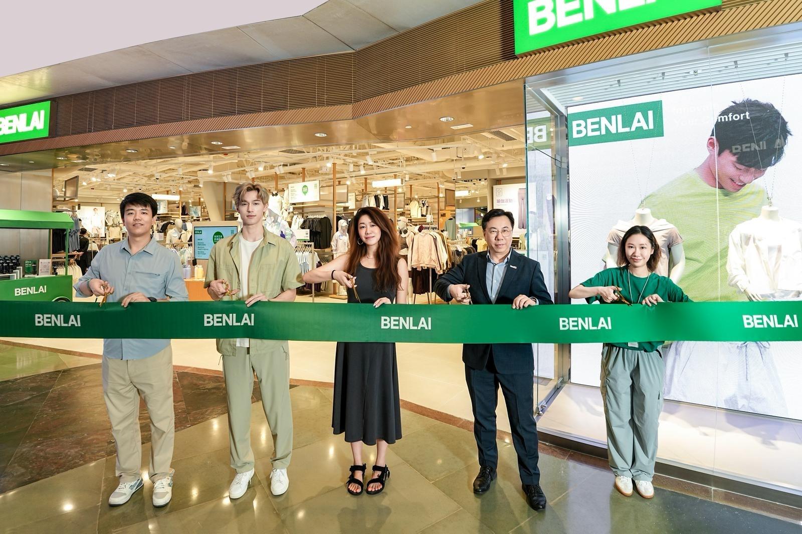 Invest Hong Kong (InvestHK) announced that Fashion Momentum Group (FMG), a Chinese fast-fashion retailer, has opened its first athleisure store BENLAI, in Hong Kong today (August 2), just a few months after the opening of its flagship fashion store, URBAN REVIVO, in May this year in the city. This marks the group's latest efforts in using its Hong Kong regional headquarters to expand into Asia and other global markets. Photo shows (from left) Operations Director of Overseas Retail at FMG Group, Mr Nate Liu; Guest of Honour, Mr Edison Chong; the Chief Executive Officer of International Business at FMG Group, Ms Vivian Chen; the Associate Director-General of Investment Promotion at InvestHK Mr Arnold Lau; and the Store Manager, Ms Peggy Mok, at the ribbon cutting ceremony.


