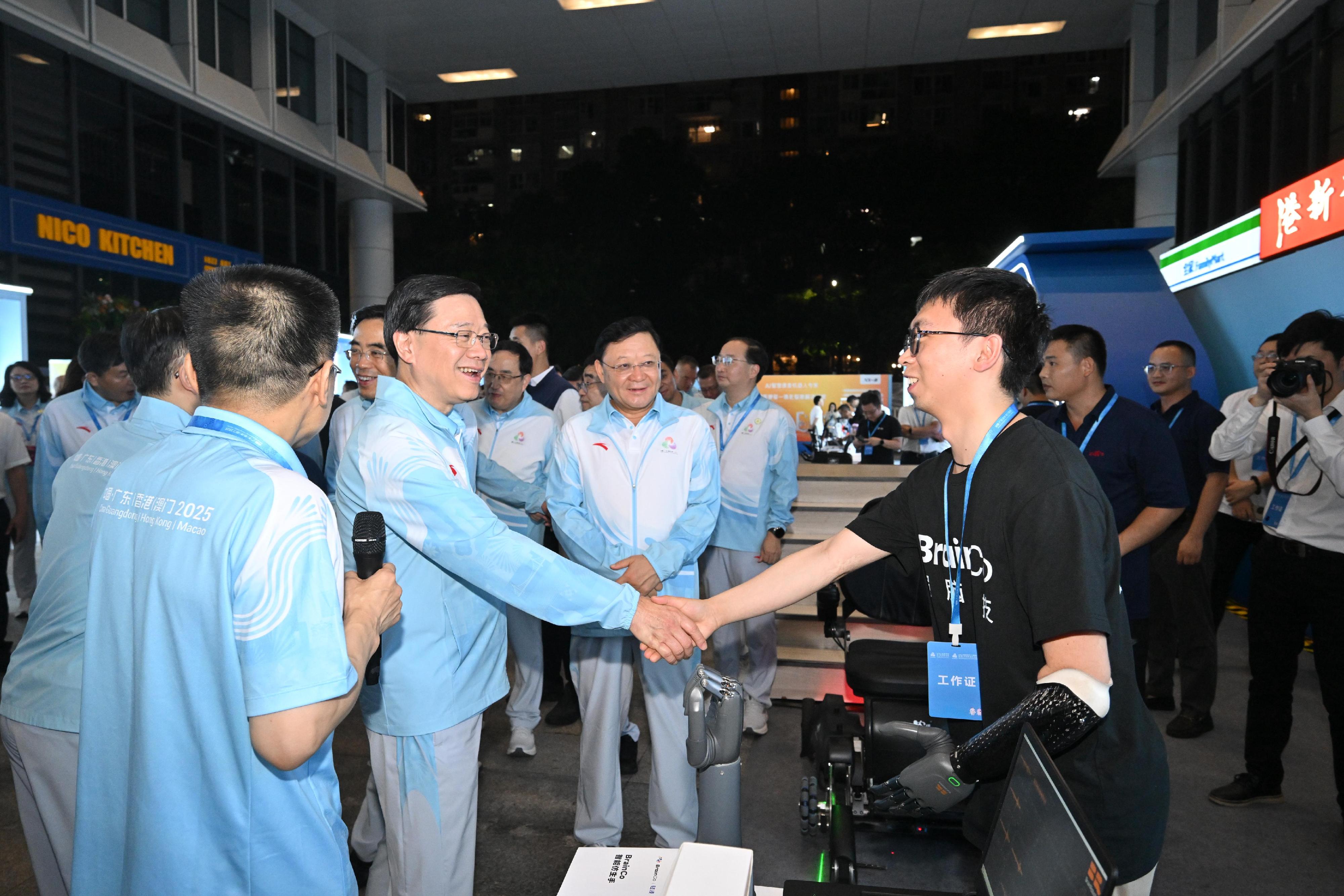 行政長官李家超今日（八月二日）在深圳出席第十五屆全國運動會和全國第十二屆殘疾人運動會暨第九屆特殊奧林匹克運動會倒計時100天啓動儀式。圖示李家超（左二）和廣東省省長王偉中（左三）參觀展覽。