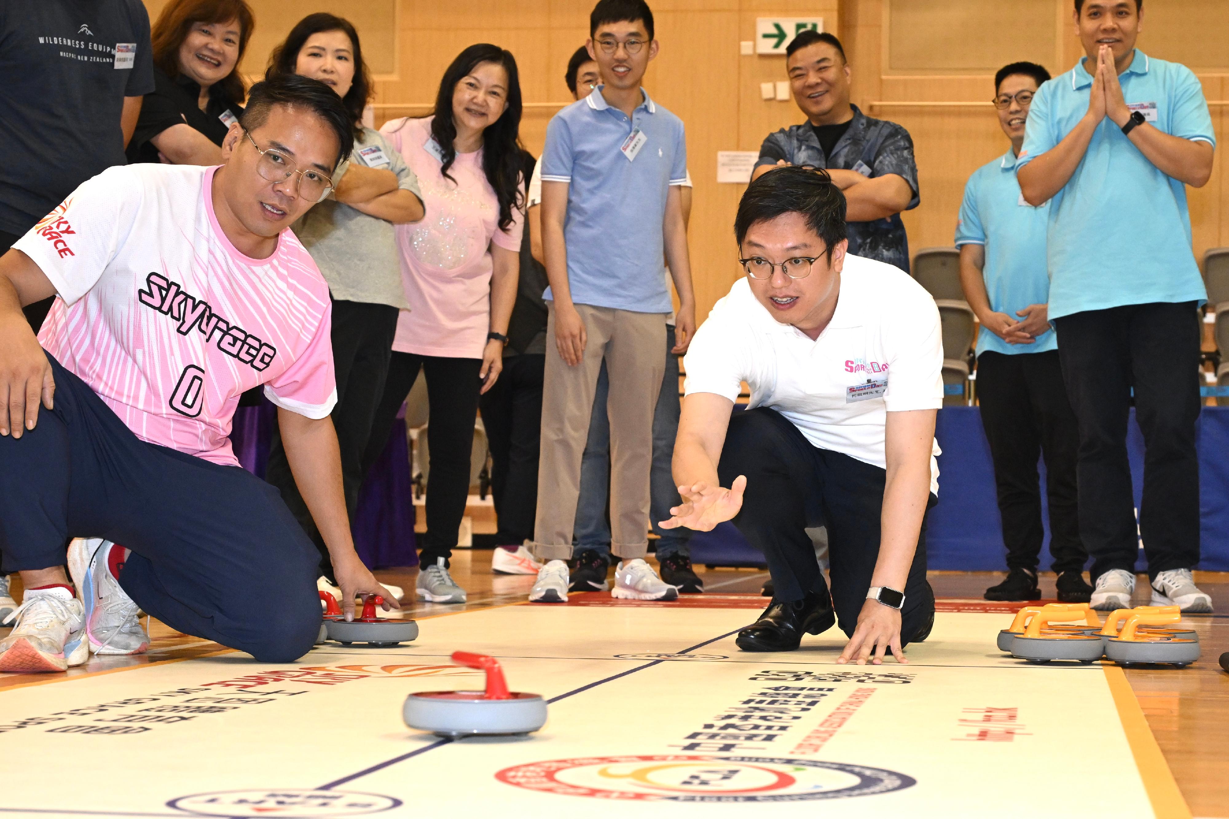 The Acting Secretary for Labour and Welfare, Mr Ho Kai-ming, joined the public for sports and recreation programmes at Tsuen Wan Sports Centre this afternoon (August 3) as part of the Sport For All Day 2025 organised by the Leisure and Cultural Services Department. Photo shows Mr Ho (front row, right) taking part in floor curling for fun activities.
