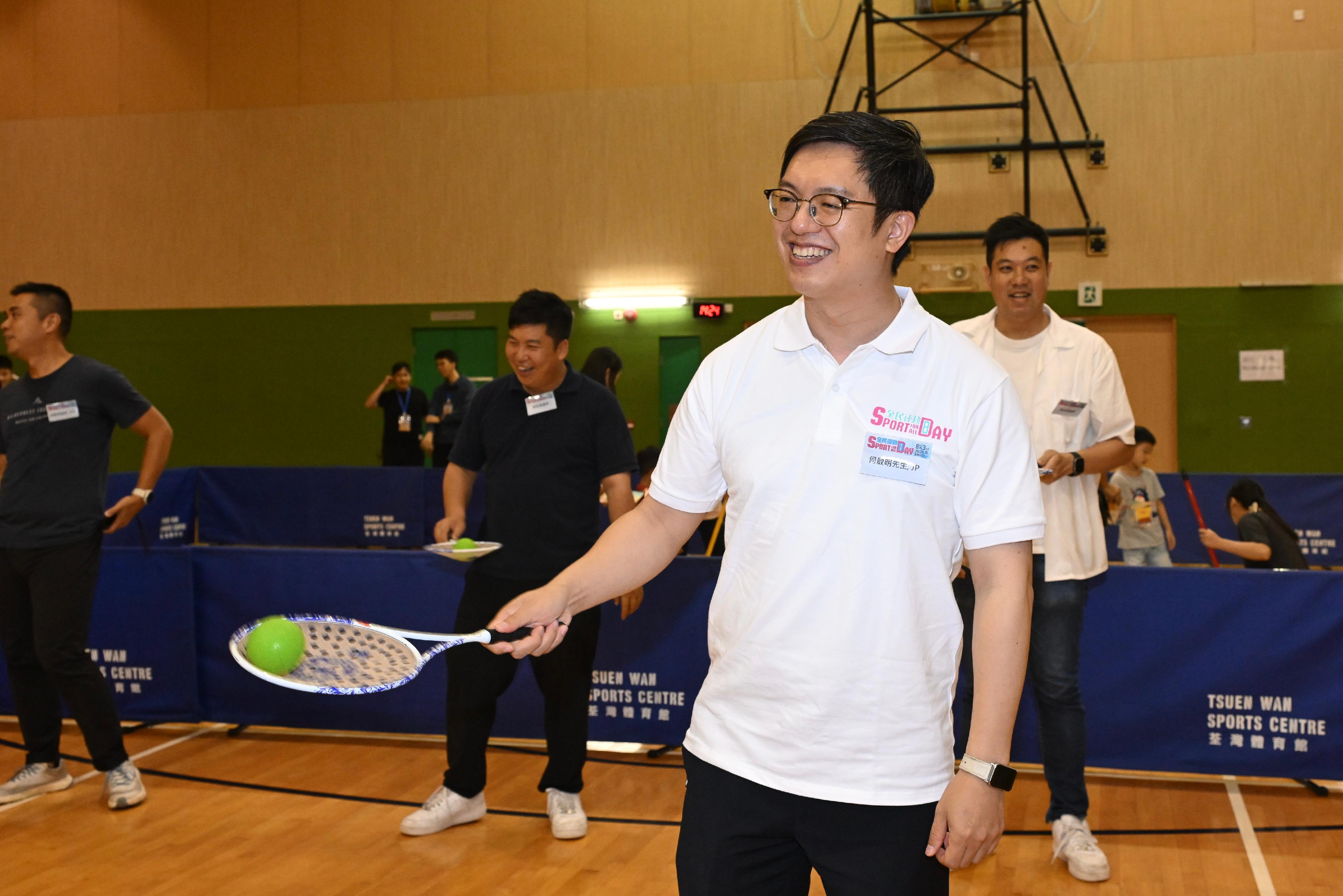 The Acting Secretary for Labour and Welfare, Mr Ho Kai-ming, joined the public for sports and recreation programmes at Tsuen Wan Sports Centre this afternoon (August 3) as part of the Sport For All Day 2025 organised by the Leisure and Cultural Services Department. Photo shows Mr Ho taking part in rouliqiu for fun activities.