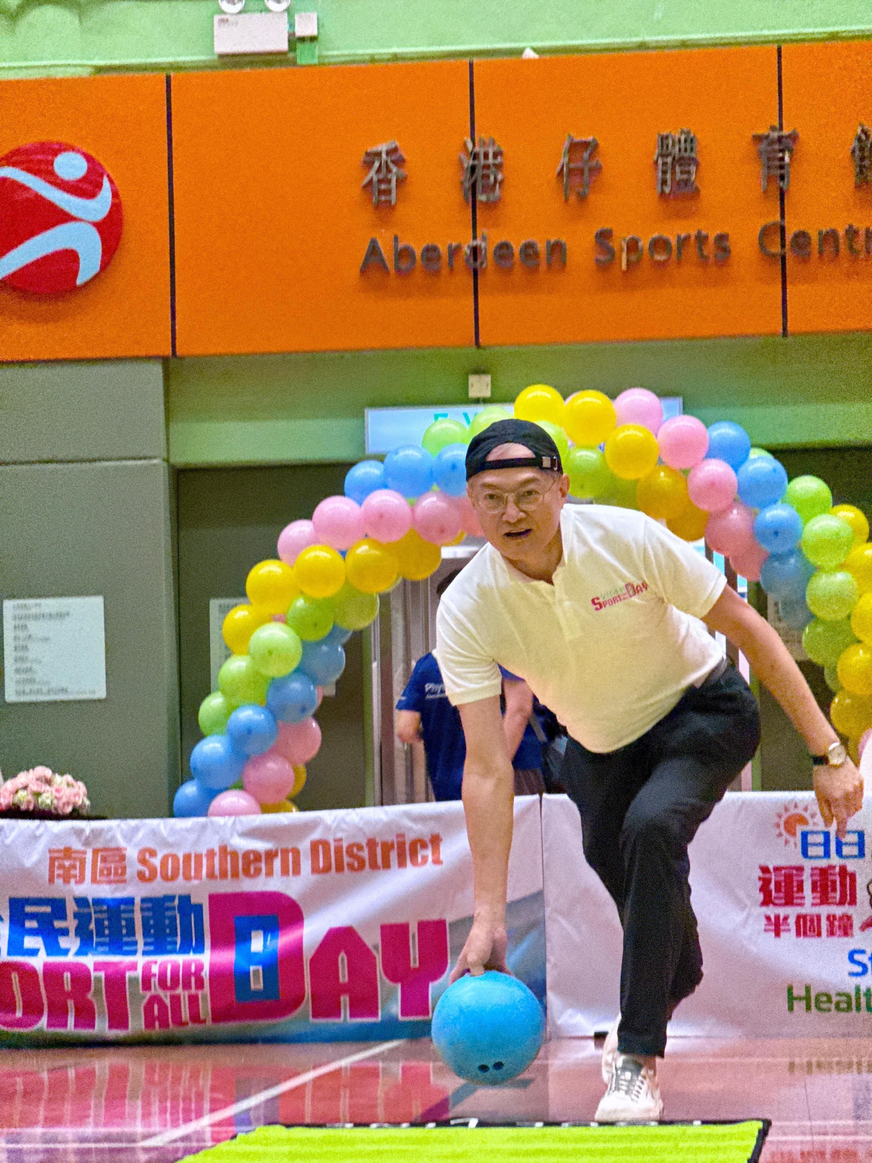 The Secretary for Health, Professor Lo Chung-mau, plays bowling with the public at the Aberdeen Sports Centre today (August 3) as part of the Sport for All Day 2025 to drive home the message of "Stay Active, Healthy and Happy!".


