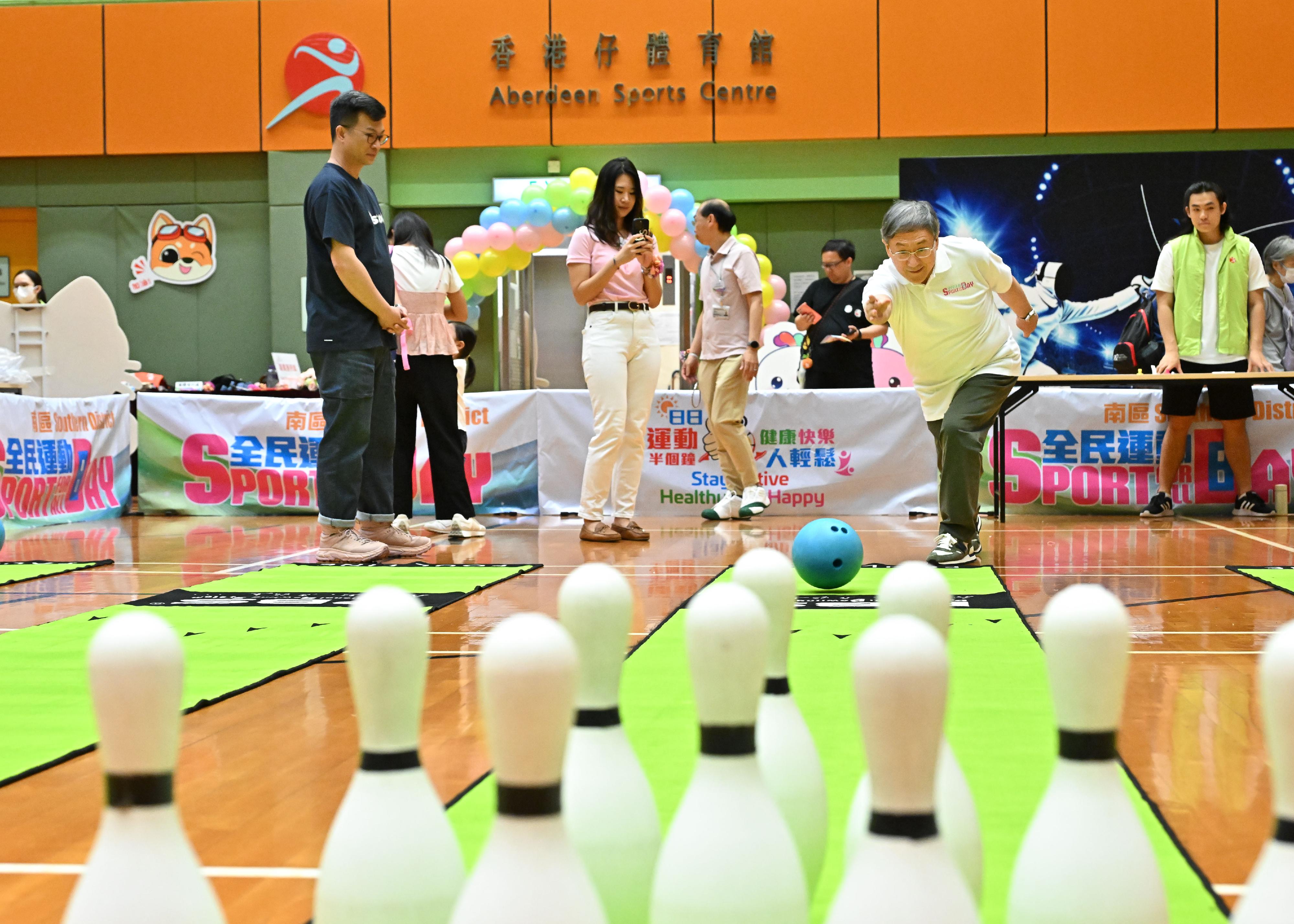 The Deputy Chief Secretary for Administration, Mr Cheuk Wing-hing (second right), joins the public for bowling participation activities at the Aberdeen Sports Centre today (August 3) as part of the Sport for All Day 2025 to drive home the message of "Stay Active, Healthy and Happy!".