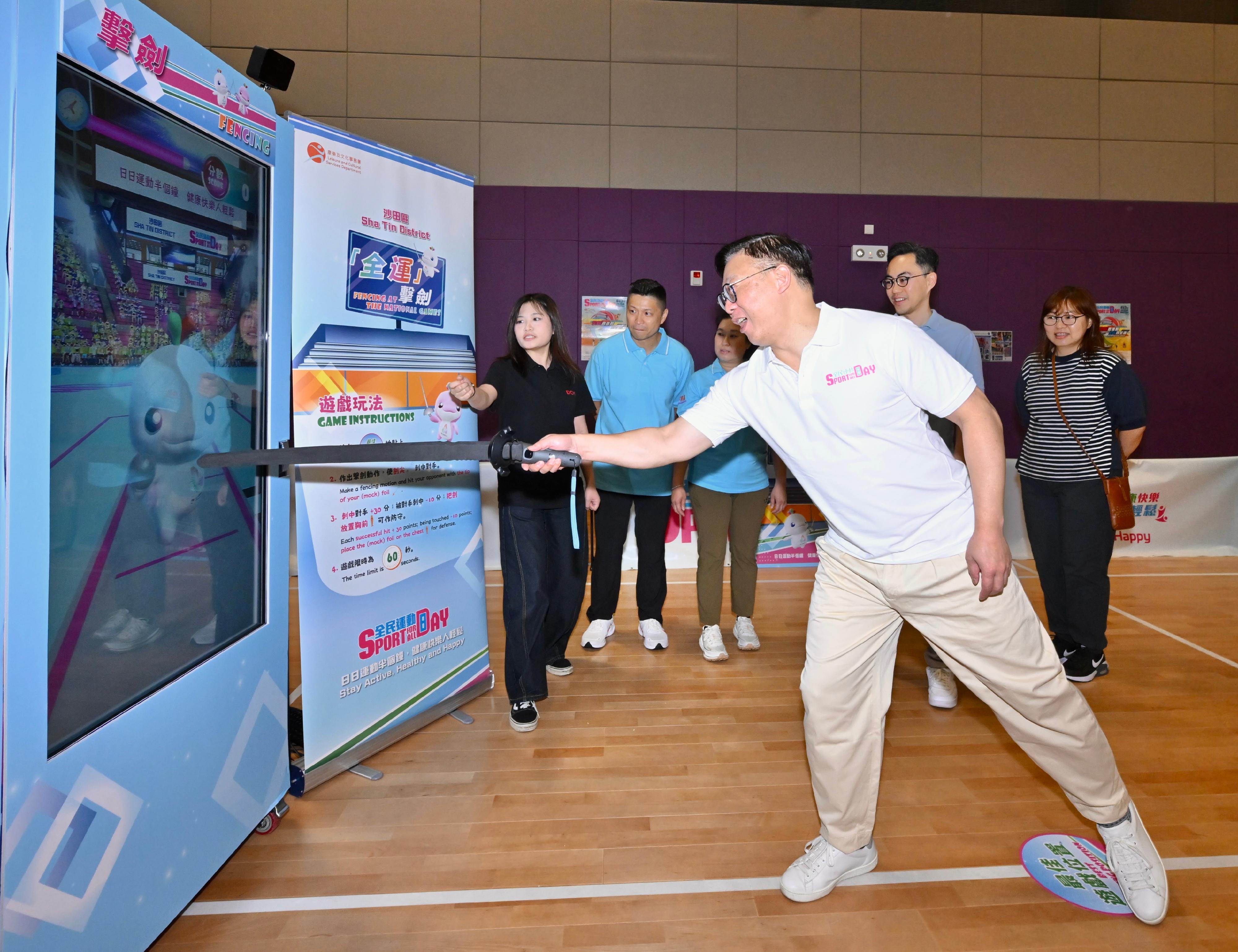 The Deputy Secretary for Justice, Dr Cheung Kwok-kwan, today (August 3) participated in the Sport For All Day 2025 to promote the benefits of exercise for a healthy body and mind lifestyle. Photo shows Dr Cheung taking part in a fencing experience session at the Ma On Shan Sports Centre, sharing fun with the public.