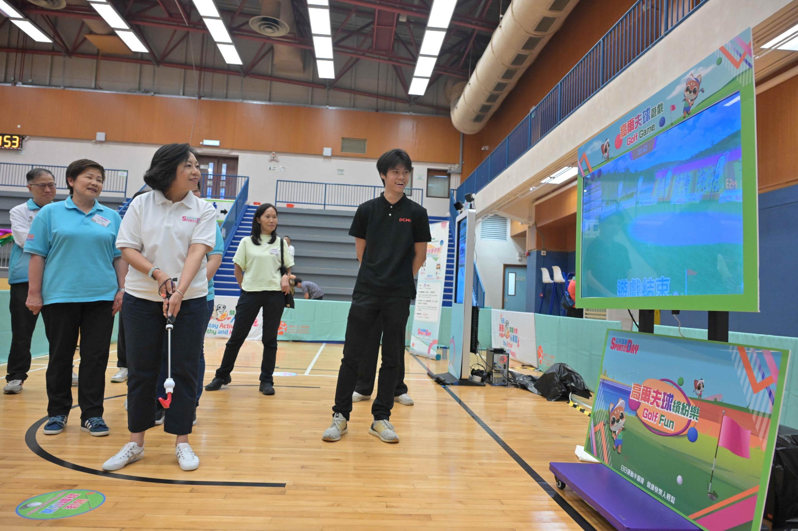 The Secretary for Home and Youth Affairs, Miss Alice Mak, today (August 3) participated in the Sport For All Day 2025 activities at the Osman Ramju Sadick Memorial Sports Centre. Photo shows Miss Mak (third left) participating in a golf game.