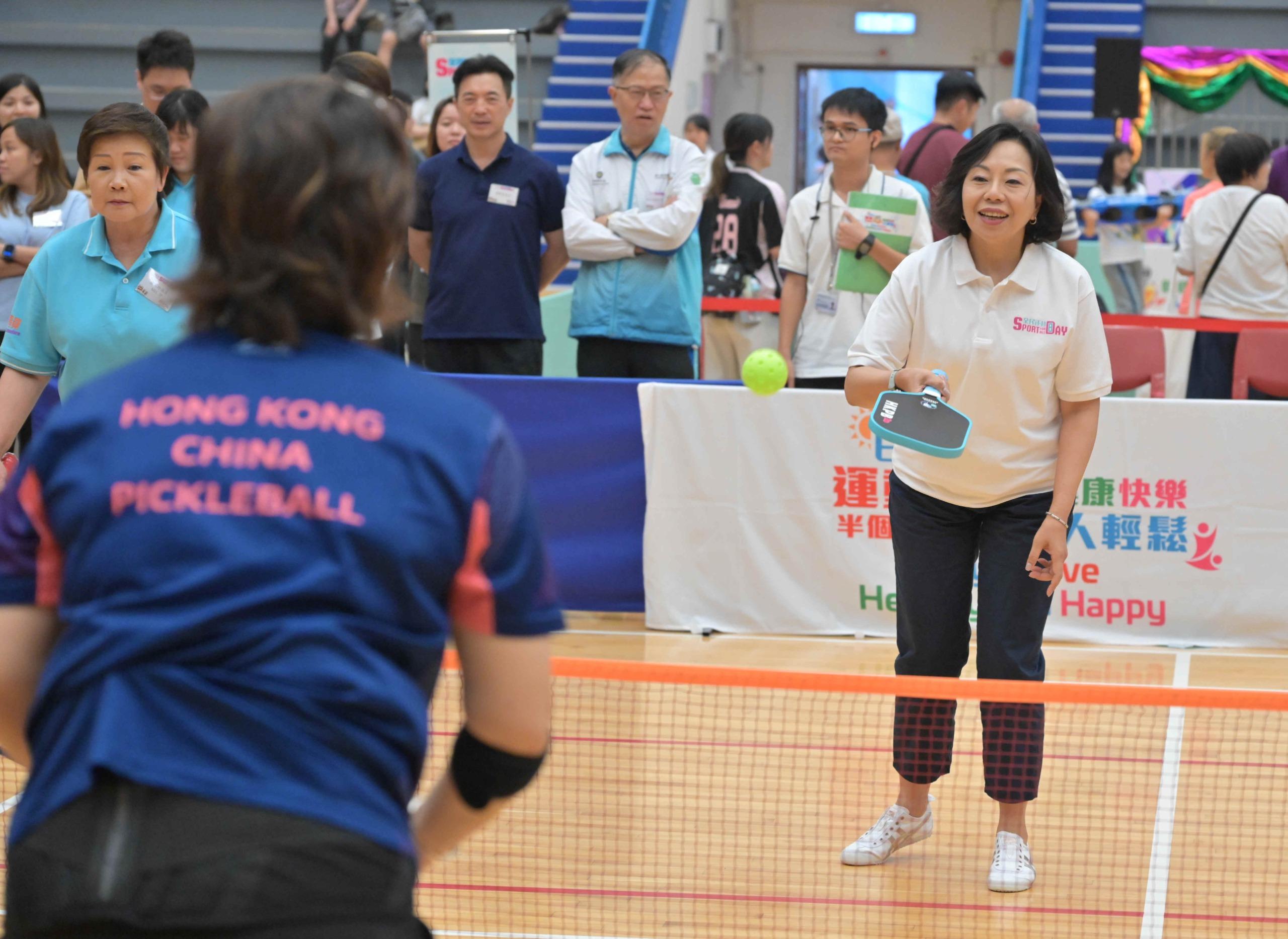 The Secretary for Home and Youth Affairs, Miss Alice Mak, today (August 3) participated in the Sport For All Day 2025 activities at the Osman Ramju Sadick Memorial Sports Centre. Photo shows Miss Mak (first right) joining a pickleball session.