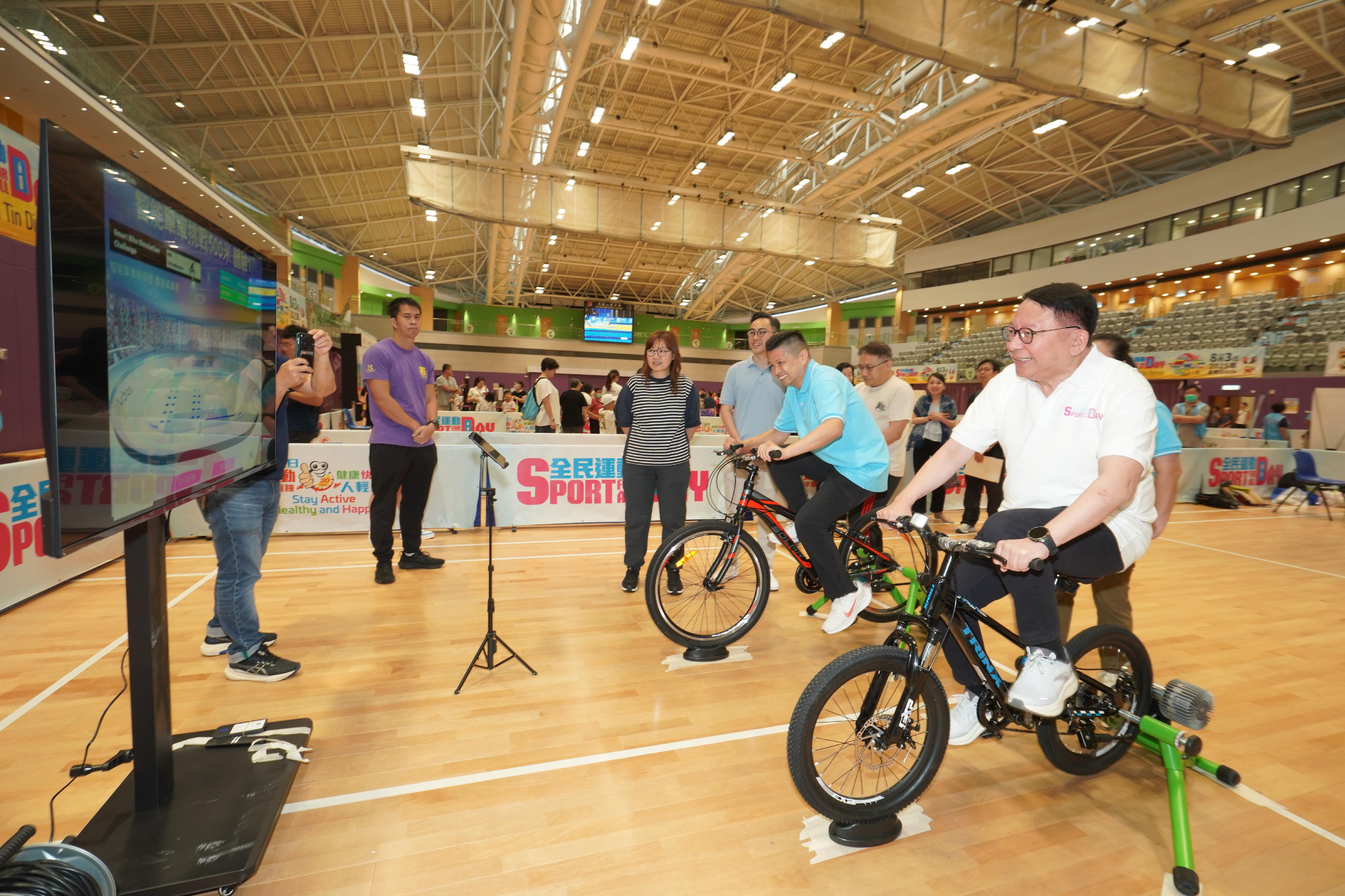 The Chief Secretary for Administration, Mr Chan Kwok-ki, attended the Sport For All Day 2025 held by the Leisure and Cultural Services Department this afternoon (August 3) at the Ma On Shan Sports Centre to promote the message of regular exercising for health. Photo shows Mr Chan (first right) participating in smart bicycle challenge.
