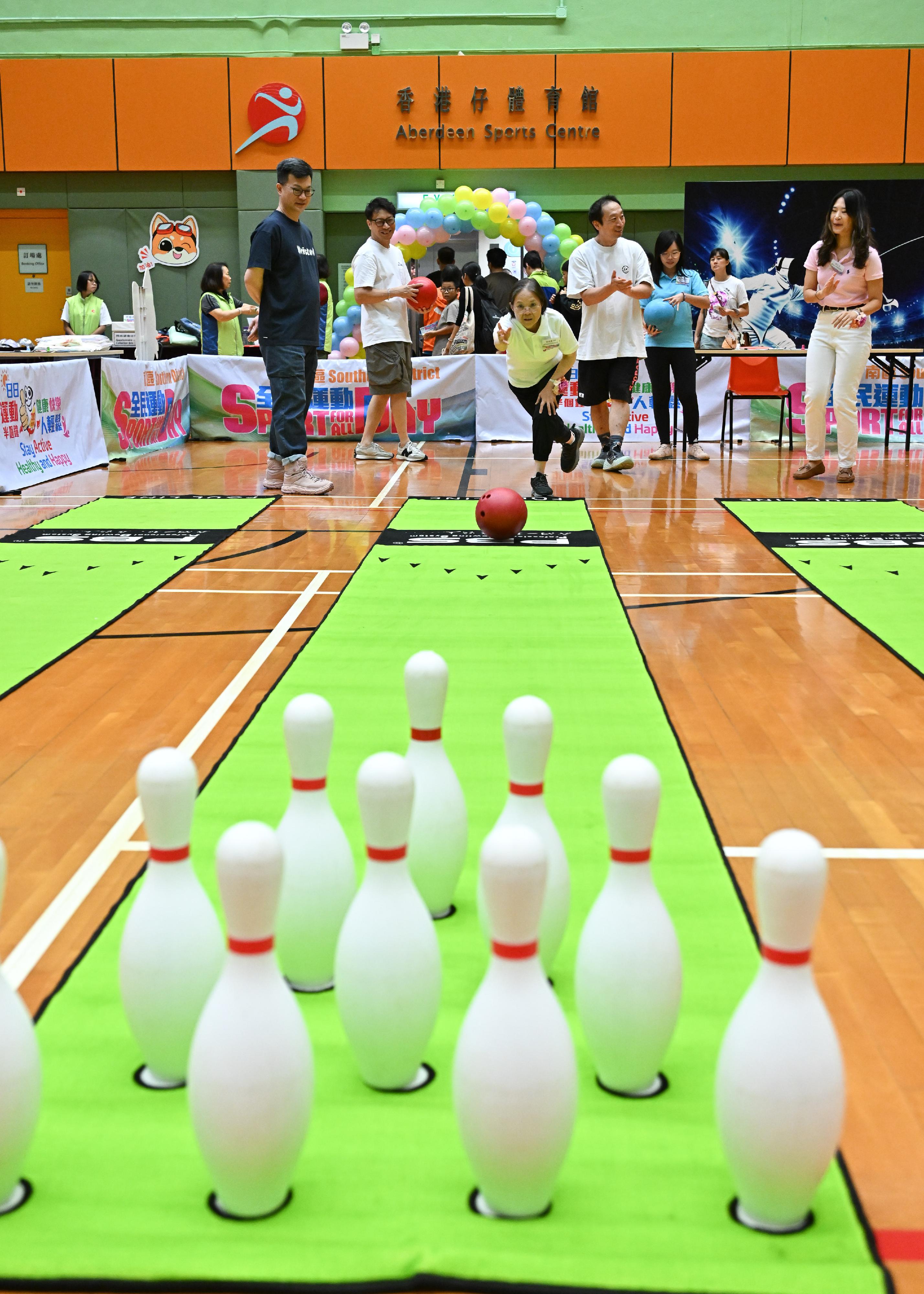 The Acting Secretary for Environment and Ecology, Miss Diane Wong (third left), supported and joined the recreation activities as part of the Sport For All Day 2025 organised by the Leisure and Cultural Services Department at Aberdeen Sports Centre this afternoon (August 3).
