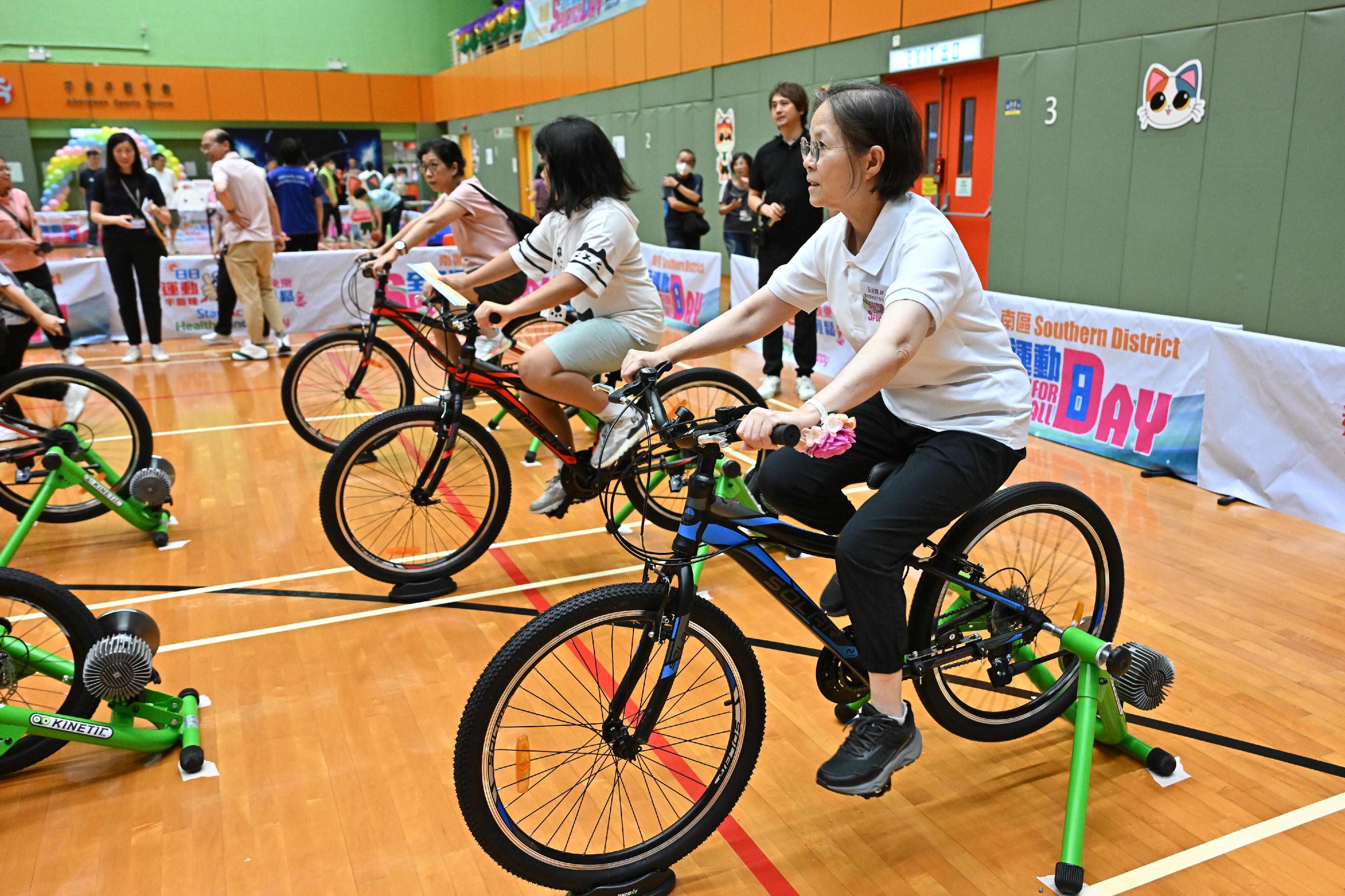 The Acting Secretary for Environment and Ecology, Miss Diane Wong (first right), supported and joined the recreation activities as part of the Sport For All Day 2025 organised by the Leisure and Cultural Services Department at Aberdeen Sports Centre this afternoon (August 3). 