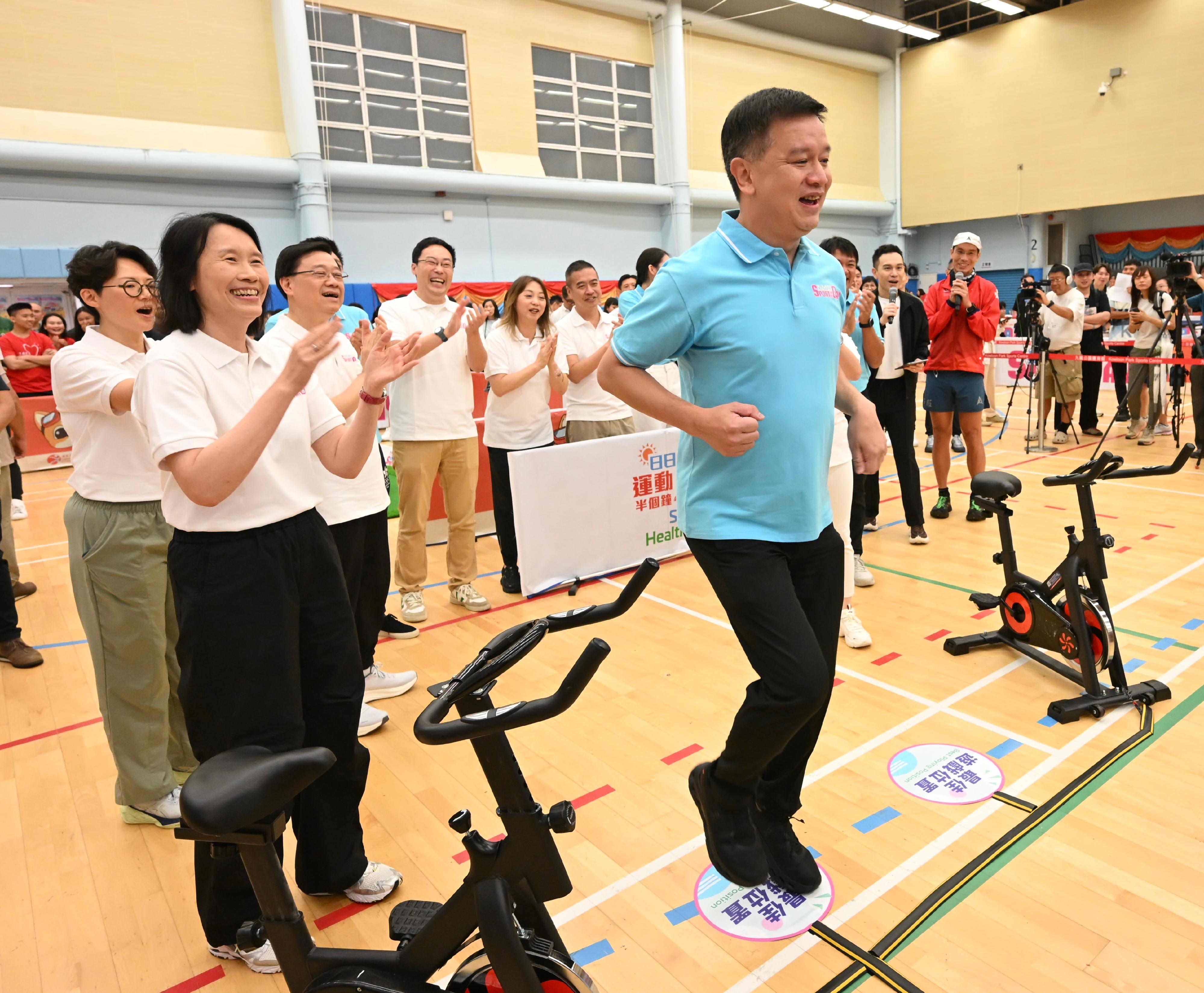 The Chief Executive, Mr John Lee, this afternoon (August 3) attended activities at the Kowloon Park Sports Centre main venue of the Sport For All Day 2025 held by the Leisure and Cultural Services Department, conveying to the public the benefits of regular exercise for physical and mental well-being. Photo shows Mr Lee (third left) and other guests watching a virtual triathlon demonstration.