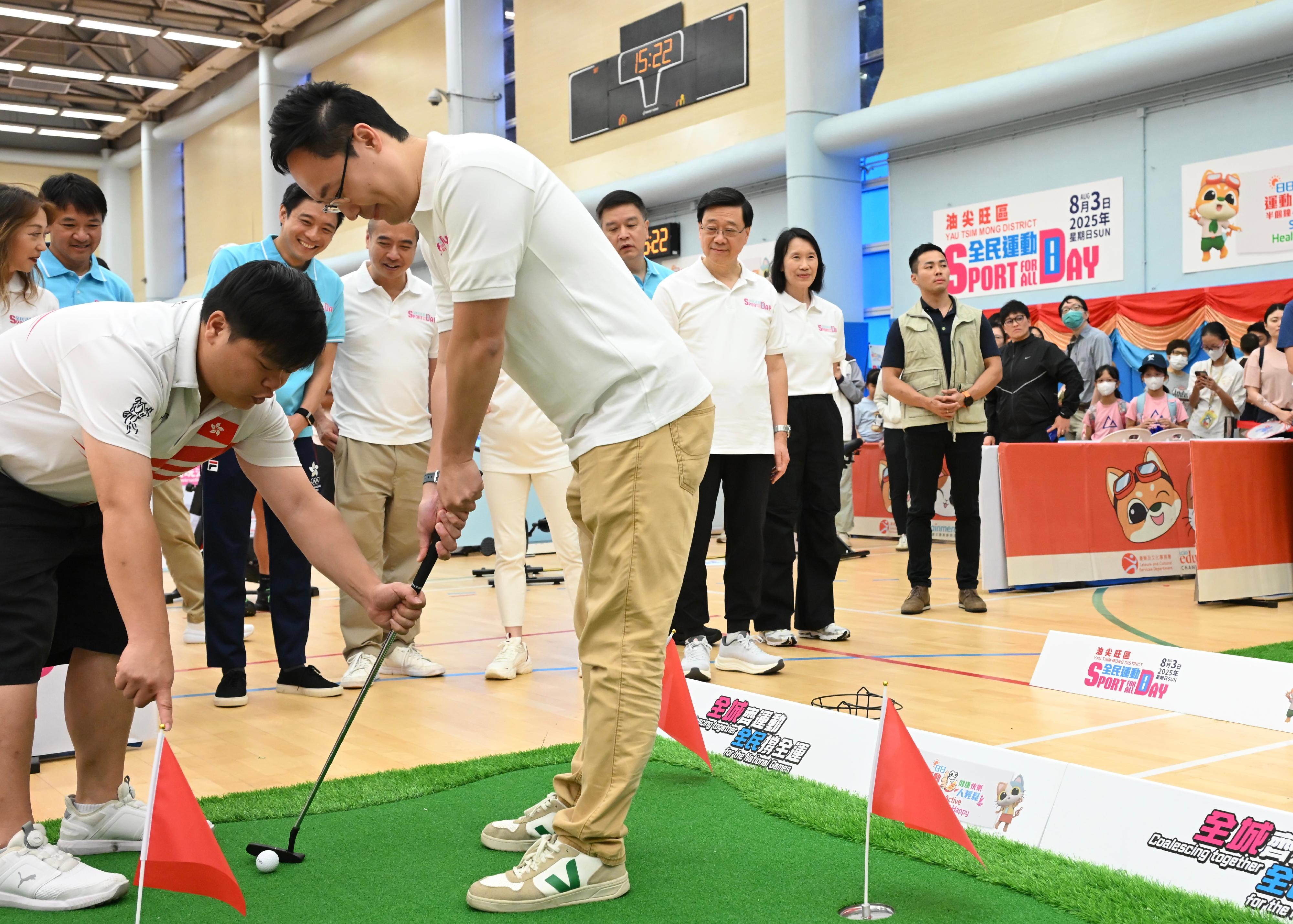 The Chief Executive, Mr John Lee, this afternoon (August 3) attended activities at the Kowloon Park Sports Centre main venue of the Sport For All Day 2025 held by the Leisure and Cultural Services Department, conveying to the public the benefits of regular exercise for physical and mental well-being. Photo shows Mr Lee (third right) and other guests watching a golf demonstration.