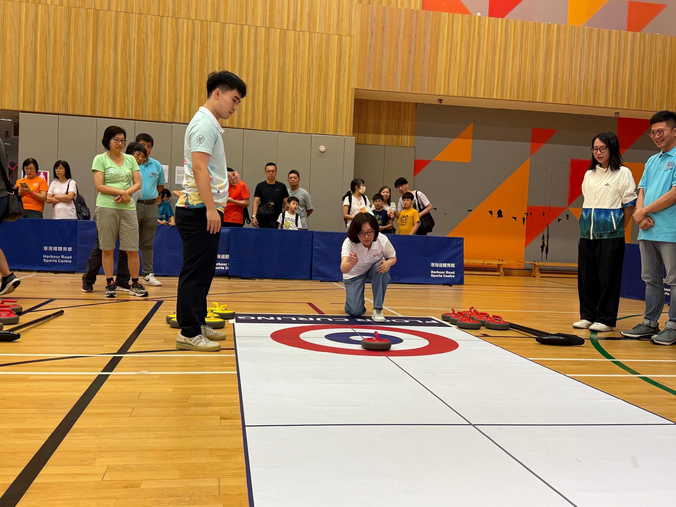 The Secretary for Development, Ms Bernadette Linn, participated in the Sport For All Day 2025 organised by the Leisure and Cultural Services Department at the  Harbour Road Sports Centre today (August 3). Photo shows Ms Linn (third right) at a floor curling competition.
