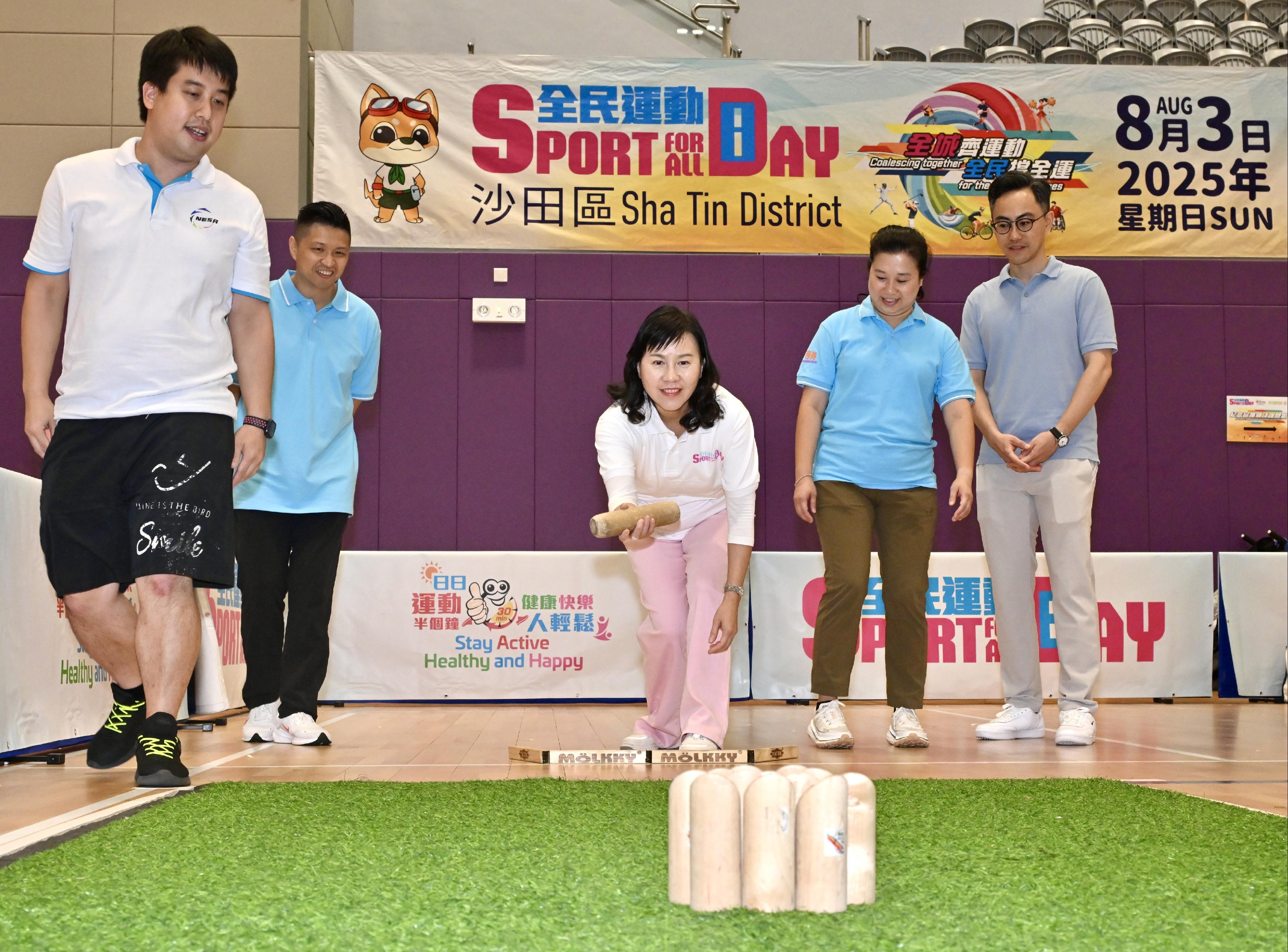 The Secretary for Transport and Logistics, Ms Mable Chan (centre), joined the Sport For All Day 2025 today (August 3) at the Ma On Shan Sports Centre and tried out sports such as the Mölkky.
