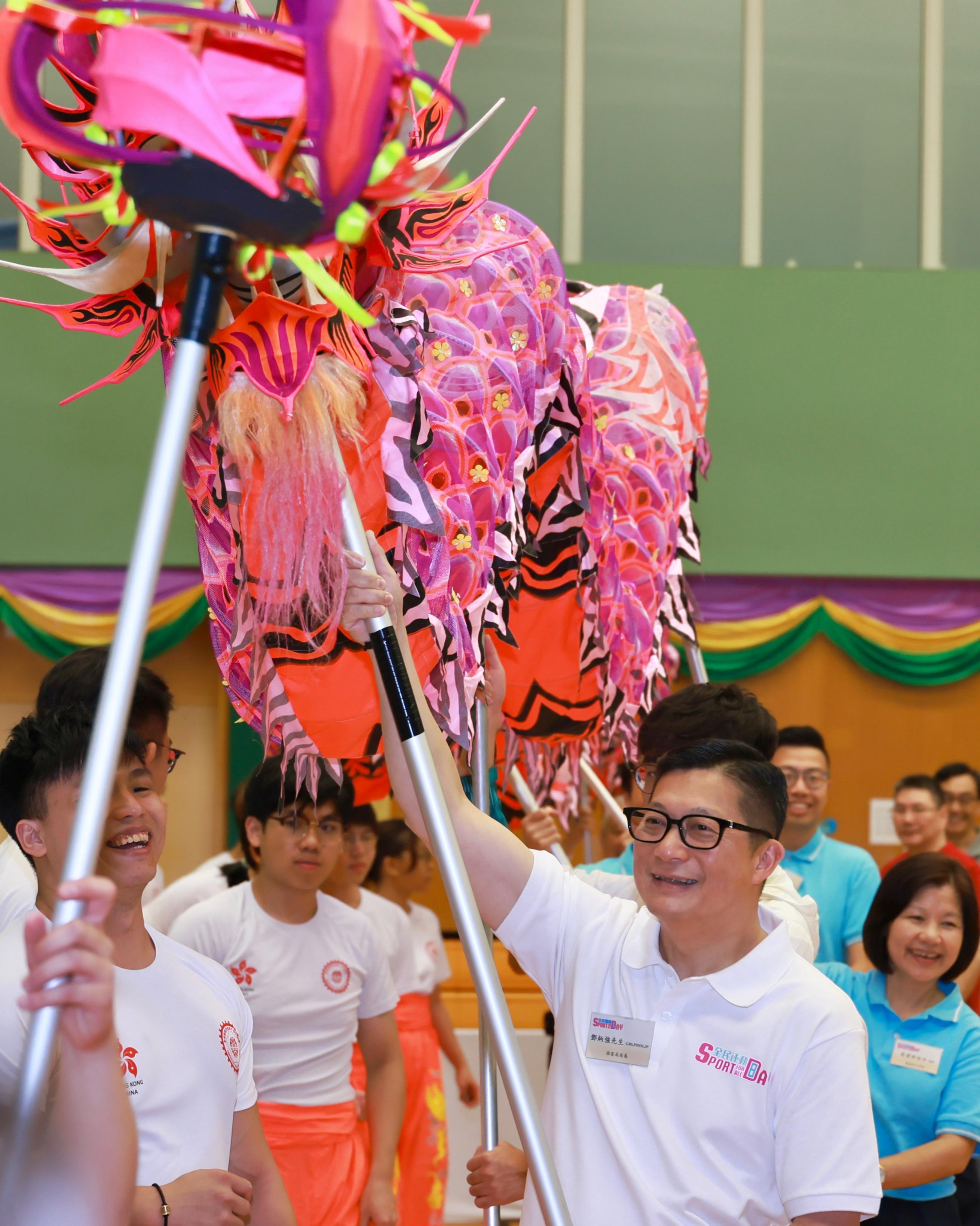 The Secretary for Security, Mr Tang Ping-keung, joined the public for sports and recreation programmes at Lei Yue Mun Sports Centre this afternoon (August 3) as part of the Sport For All Day 2025 organised by the Leisure and Cultural Services Department. Photo shows Mr Tang (second right) joining the public for dragon dance activities. 