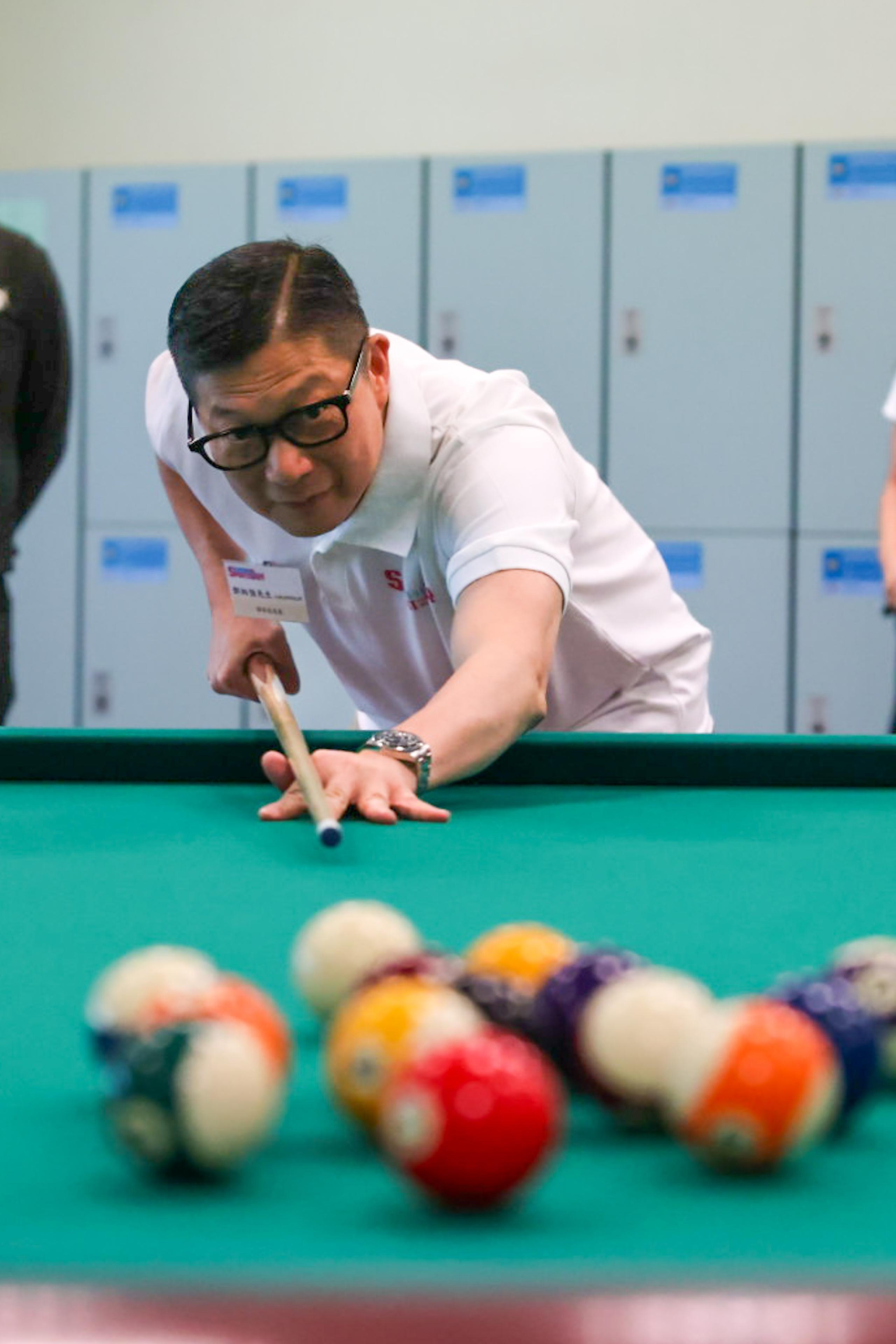 The Secretary for Security, Mr Tang Ping-keung, joined the public for sports and recreation programmes at Lei Yue Mun Sports Centre this afternoon (August 3) as part of the Sport For All Day 2025 organised by the Leisure and Cultural Services Department. Photo shows Mr Tang joining a snooker session.