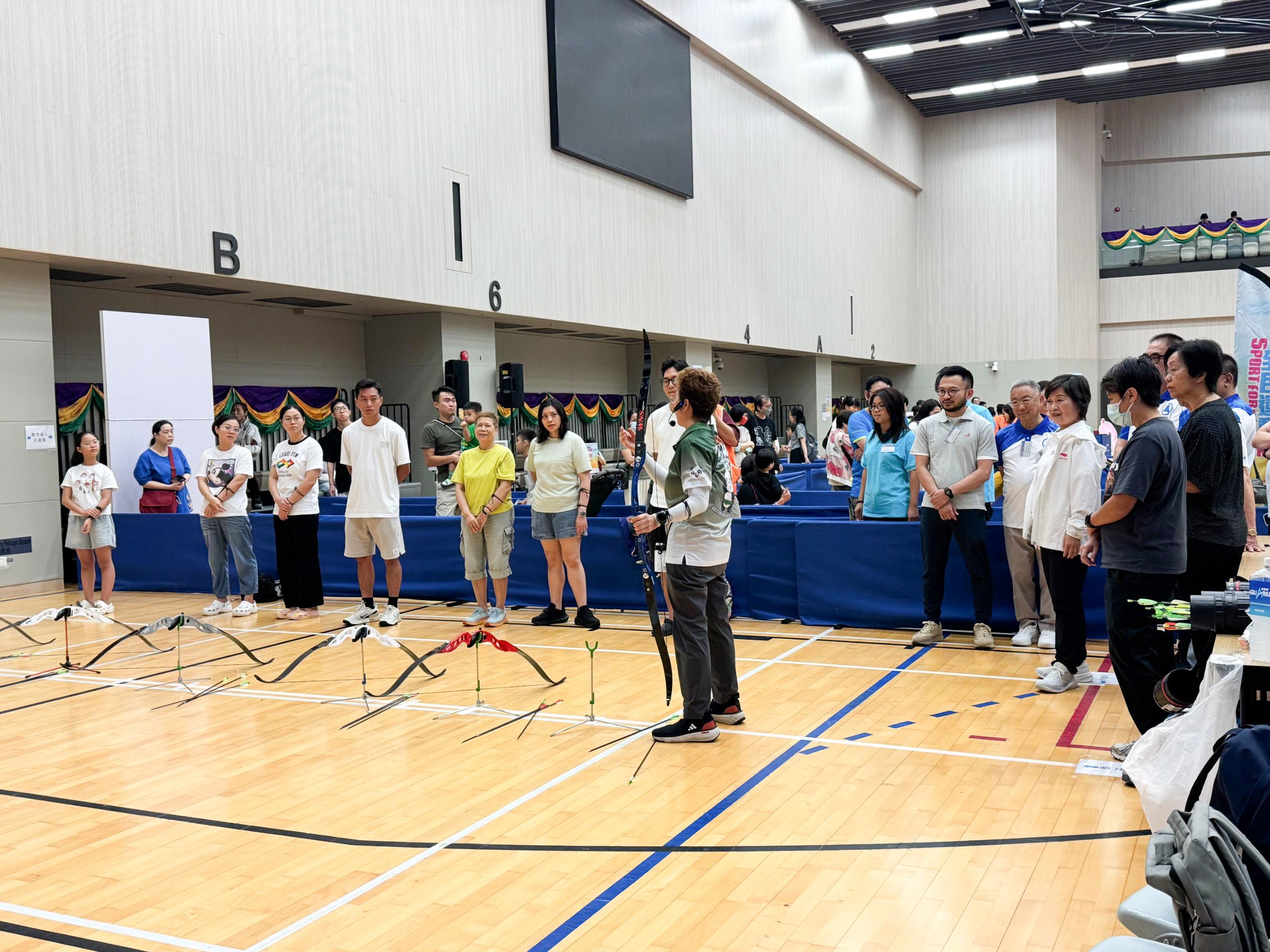 The Secretary for Education, Dr Choi Yuk-lin, participated in the Sport For All Day 2025 activities held by the Leisure and Cultural Services Department at the Sham Shui Po Sports Centre this afternoon (August 3). Photo shows Dr Choi (third right) watching archery demonstration.