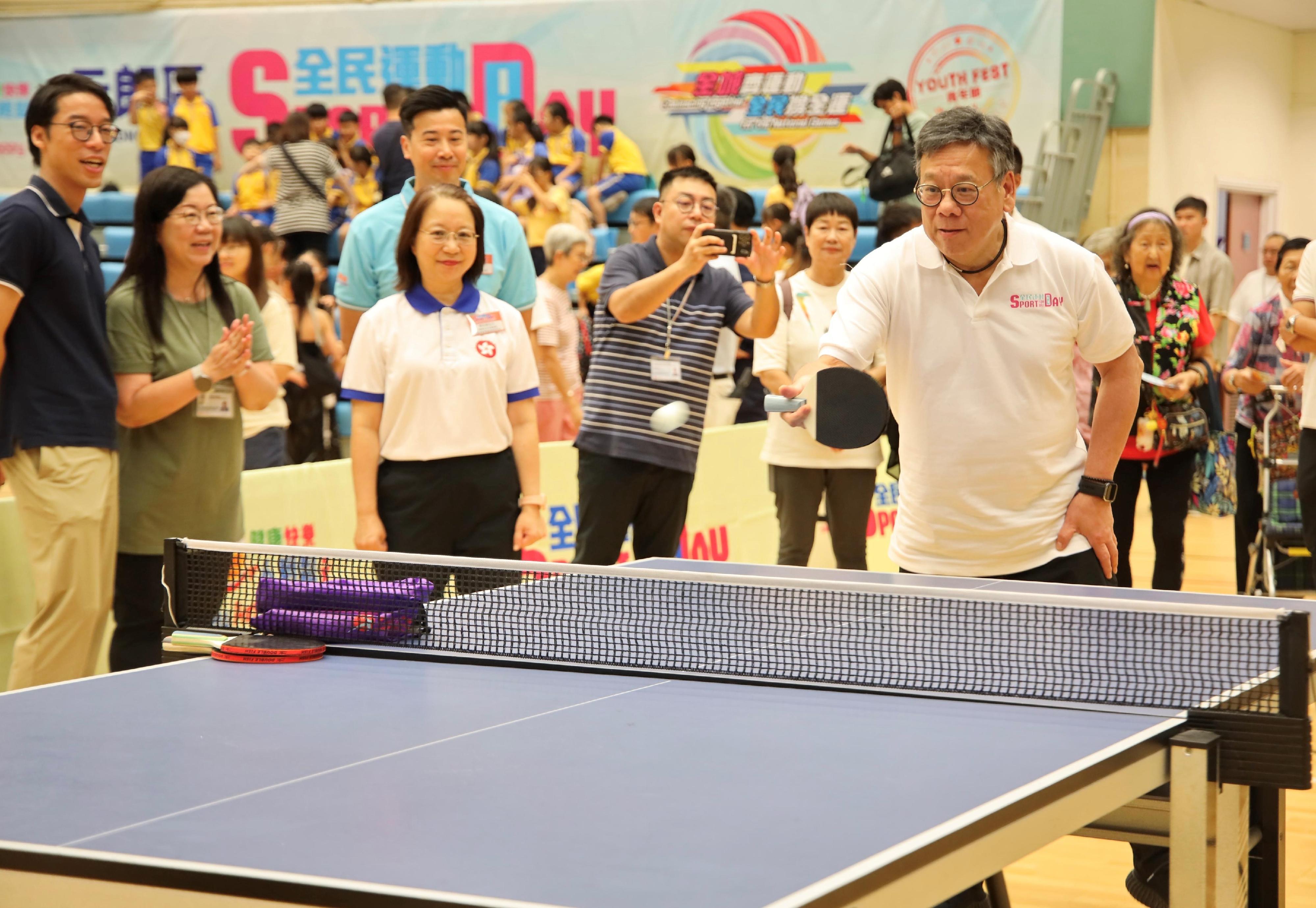 The Secretary for Commerce and Economic Development, Mr Algernon Yau, today (August 3) participated in the Sport For All Day 2025 activities at the Fung Kam Street Sports Centre in Yuen Long. Photo shows Mr Yau (first row, right) joining a table tennis session.