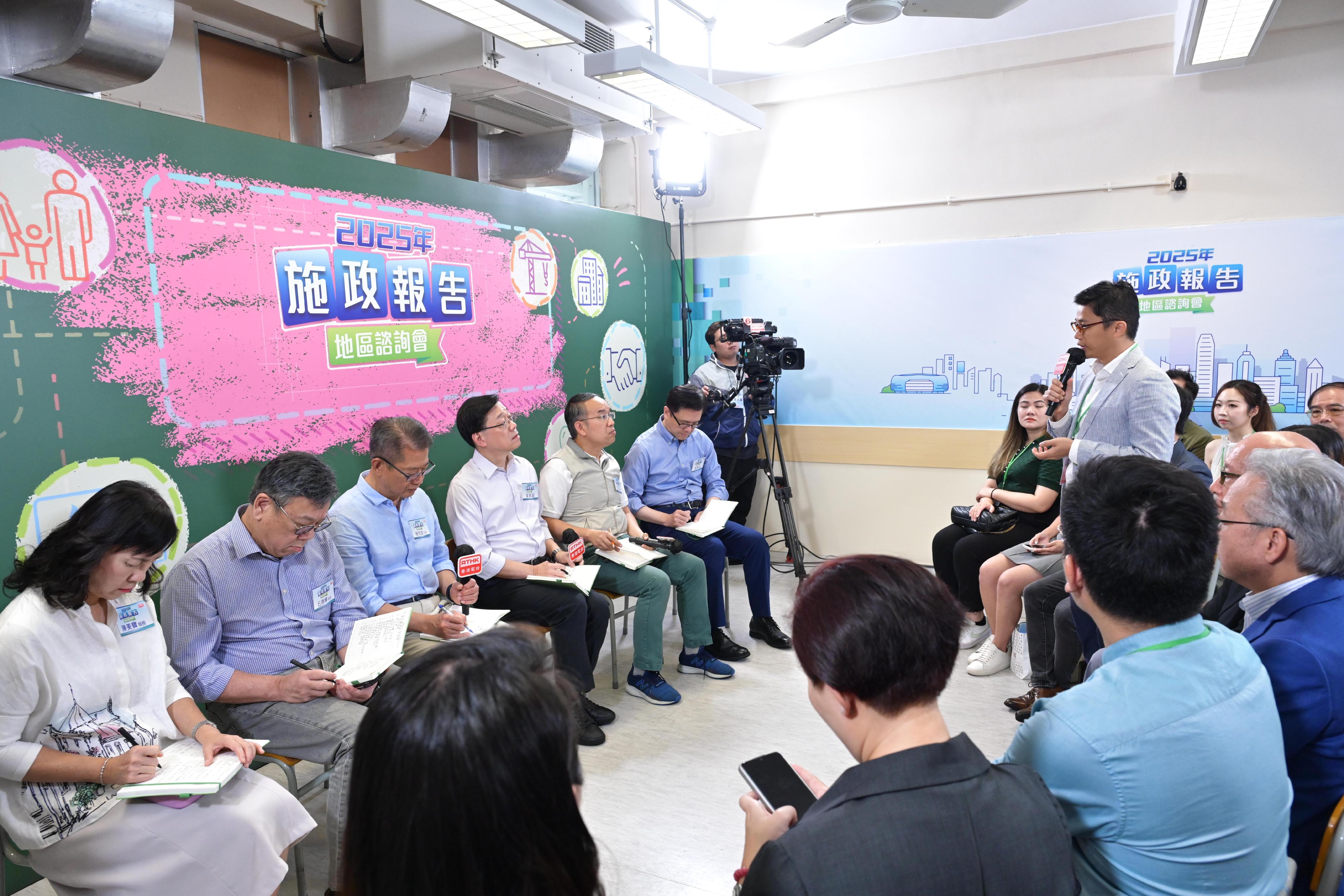 行政長官李家超今日（八月三日）上午與部分主要官員出席二○二五年《施政報告》第二場地區諮詢會，聽取地區人士對新一份《施政報告》的意見和建議。圖示（左起）運輸及物流局局長陳美寶、商務及經濟發展局局長丘應樺、財政司司長陳茂波、李家超、財經事務及庫務局局長許正宇和創新科技及工業局局長孫東教授在諮詢會聽取市民意見。