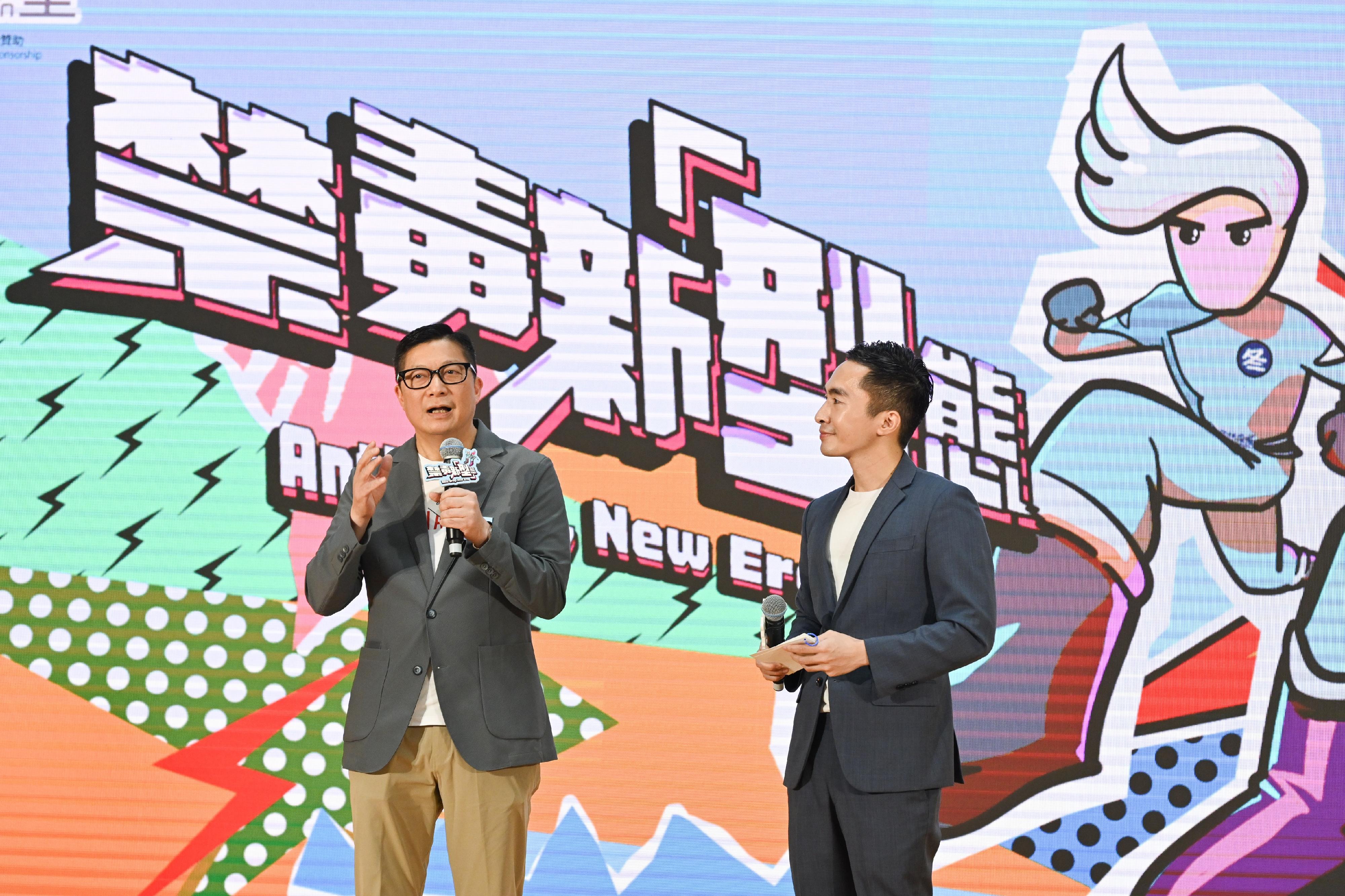 The publicity event "Anti-Drug, New Era" organised by the Narcotics Division of the Security Bureau was held at the Domain shopping mall in Yau Tong this afternoon (August 3). Photo shows the Secretary for Security, Mr Tang Ping-keung (left), introducing the concept of a new anti-drug publicity campaign to members of the public at the event.