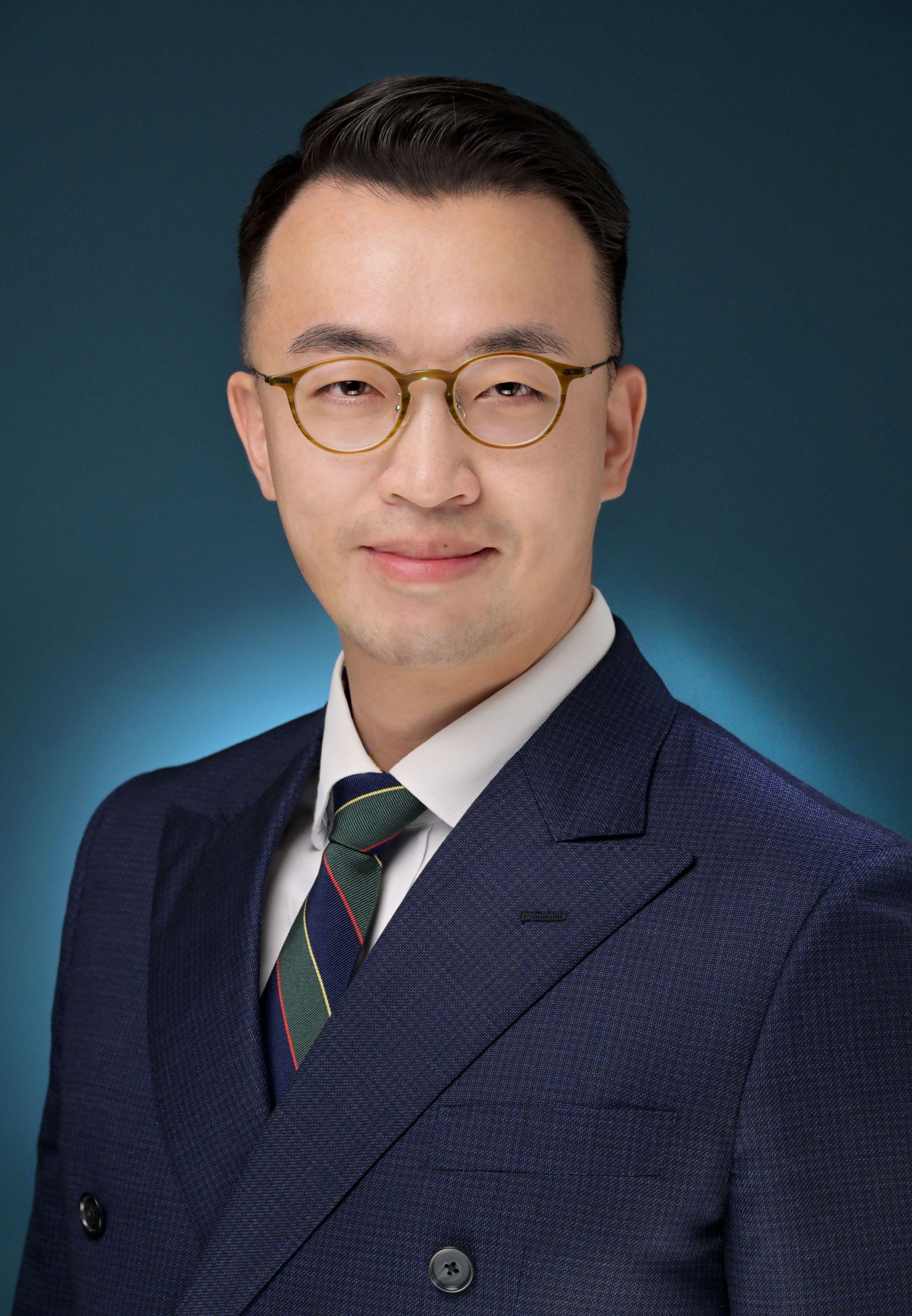 The New District Officer (Kwai Tsing), Mr Edric Leung.