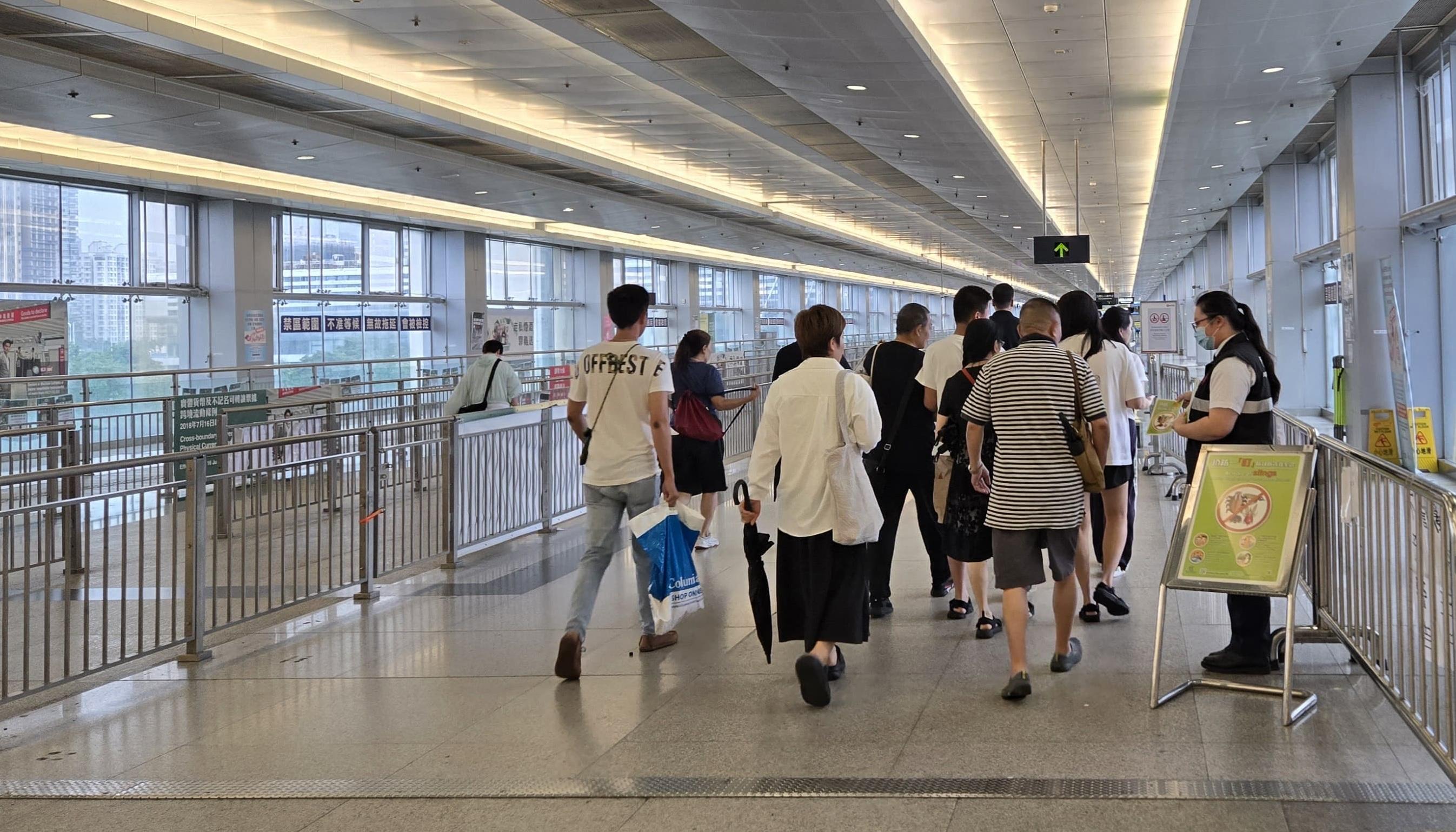 衞生防護中心（中心）港口衞生科已在各個口岸加強有關基孔肯雅熱的宣傳教育工作，加強巡查四周確保環境衞生良好及有效落實防蚊措施。圖示中心港口衞生科人員今日（八月四日）在落馬洲支線出入境管制站向旅客派發單張，加強有關基孔肯雅熱的宣傳教育工作。