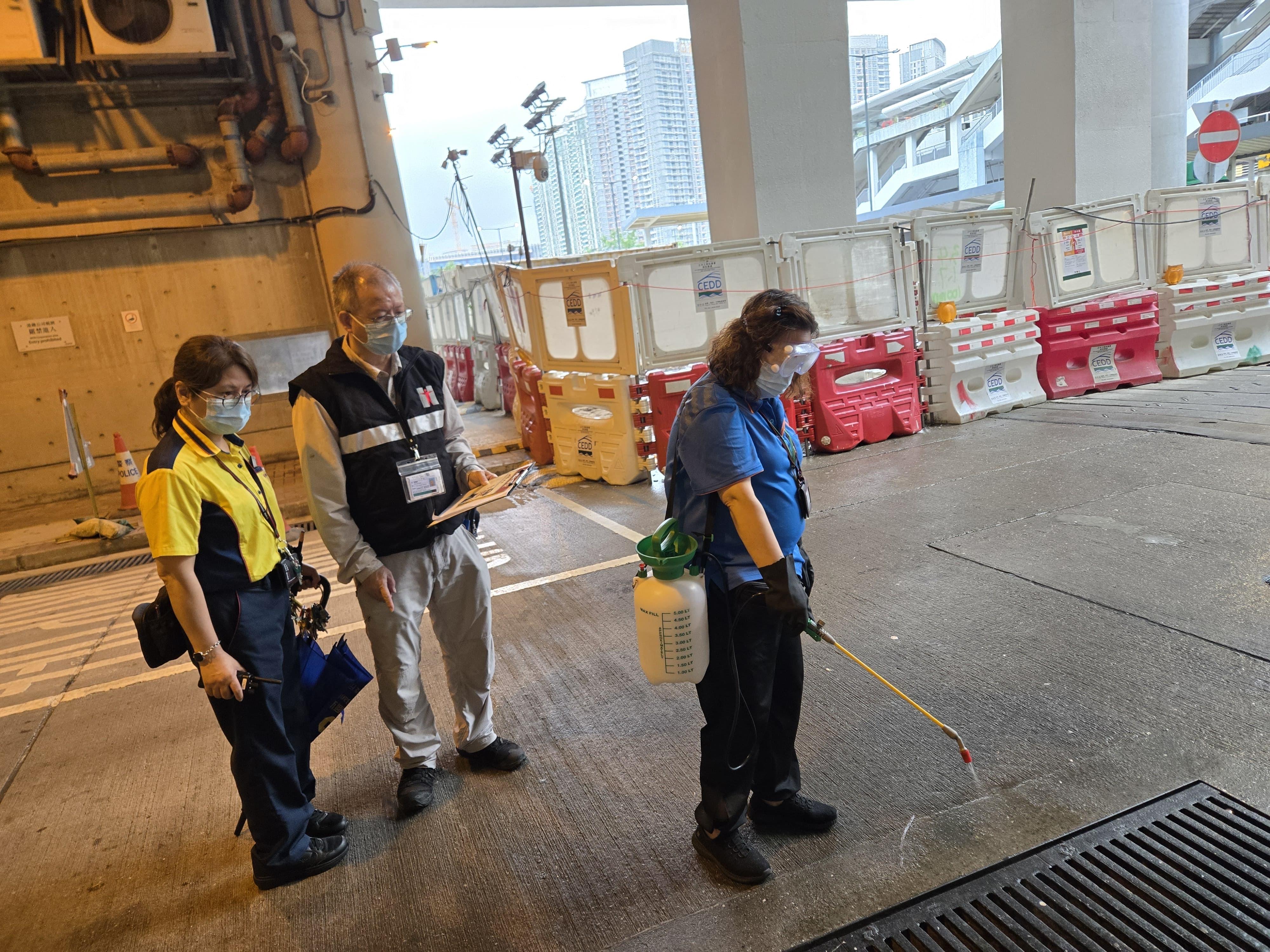 The Centre for Health Protection (CHP)'s Port Health Division has stepped up publicity and education efforts regarding chikungunya fever (CF) at boundary control points, conducting more frequent inspections to ensure good environmental hygiene and effective implementation of anti-mosquito measures. Officers today (August 4) conducted an inspection at MTR Lok Ma Chau Station and its vicinity with staff members of the MTR Corporation Limited and recommended anti-mosquito measures. Photo shows a contractor of the MTR Corporation Limited applying larvicidal oil.