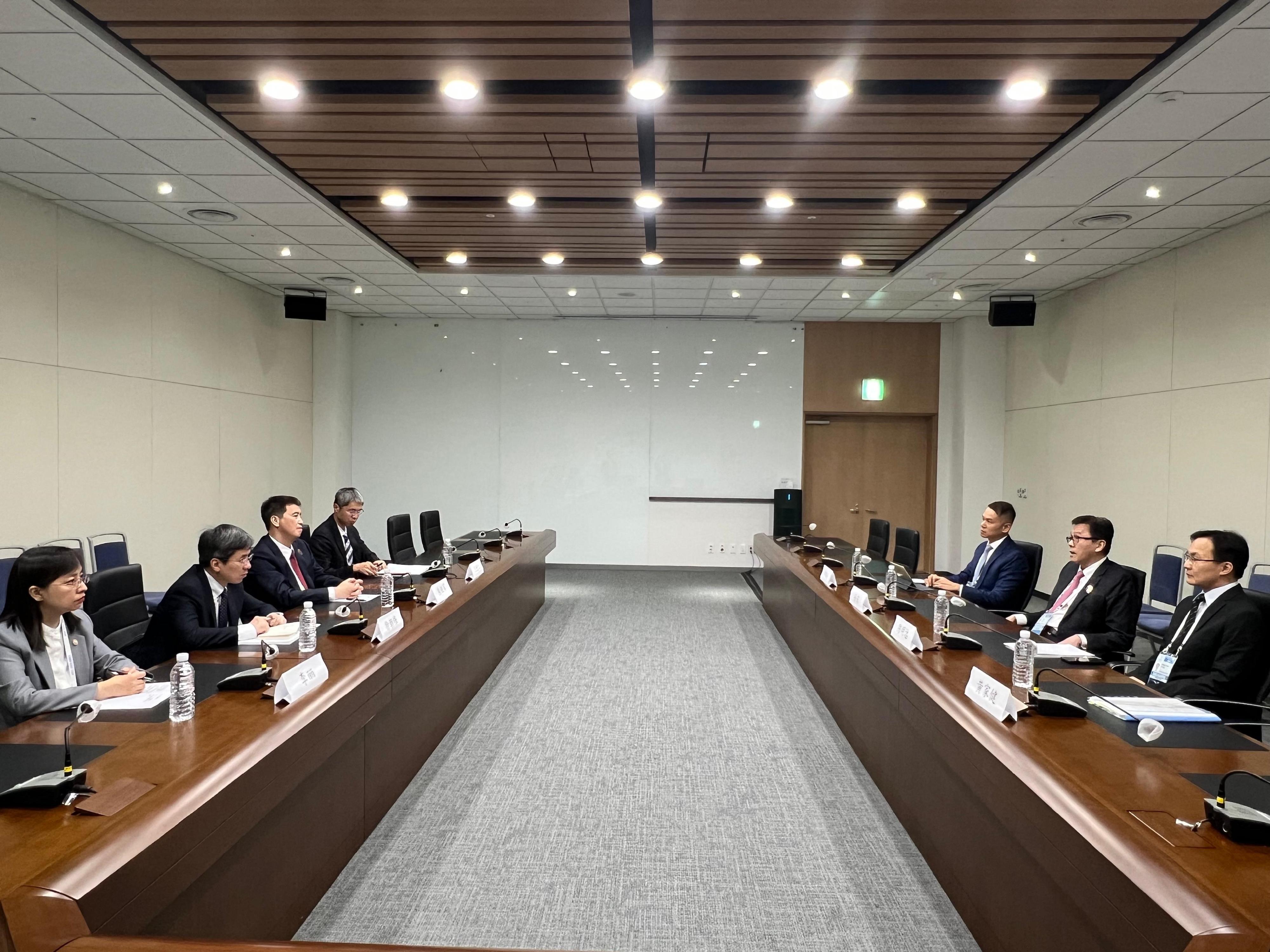 創新科技及工業局局長孫東教授今日（八月四日）在韓國仁川出席亞太區經濟合作組織數字與人工智能部長級會議。圖示孫東教授（右二）在部長級會議期間與國家工業和信息化部副部長熊繼軍（左三）會面。