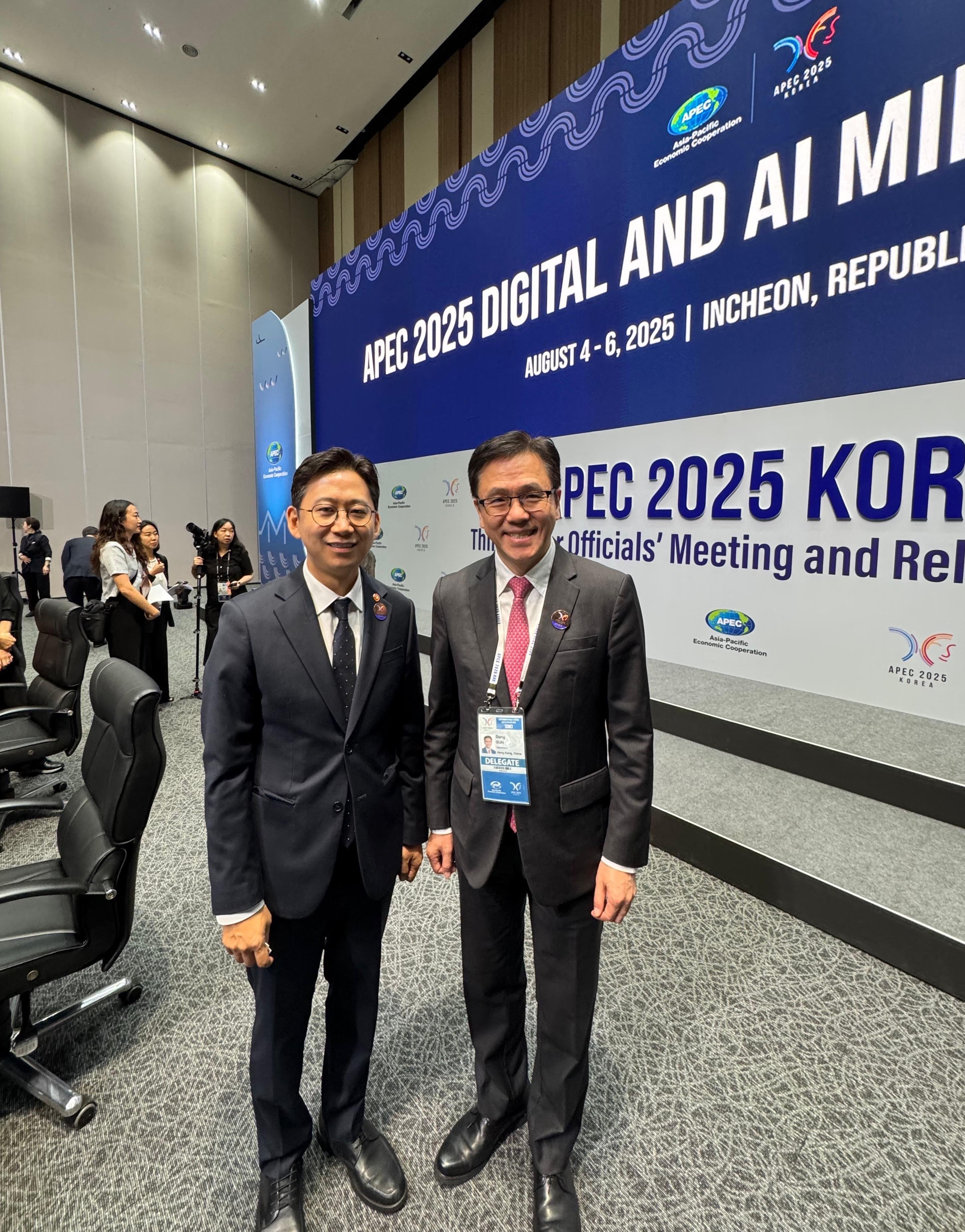 The Secretary for Innovation, Technology and Industry, Professor Sun Dong, attended the Asia-Pacific Economic Cooperation Digital and AI Ministerial Meeting in Incheon, Korea, today (August 4). Photo shows Professor Sun (right) having exchange with the Meeting Chair and the Minister of Science and ICT, Republic of Korea, Mr Bae Kyunghoon (left), during the Meeting.