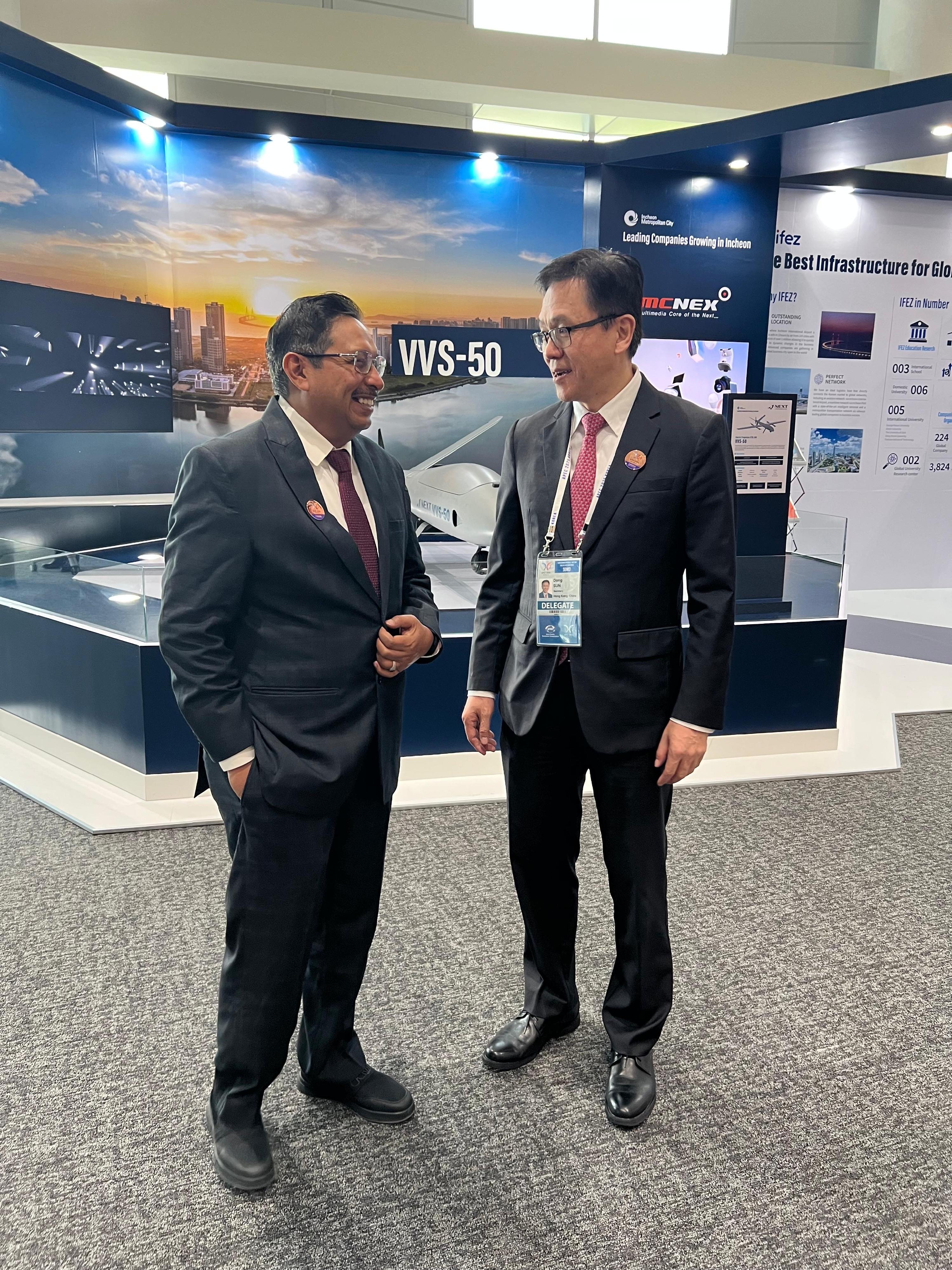 The Secretary for Innovation, Technology and Industry, Professor Sun Dong, attended the Asia-Pacific Economic Cooperation Digital and AI Ministerial Meeting in Incheon, Korea, today (August 4). Photo shows Professor Sun (right) having an exchange with the Secretariat General of the Ministry of Communications and Digital Affairs of Indonesia, Mr Ismail Achmad (left), during the Meeting.