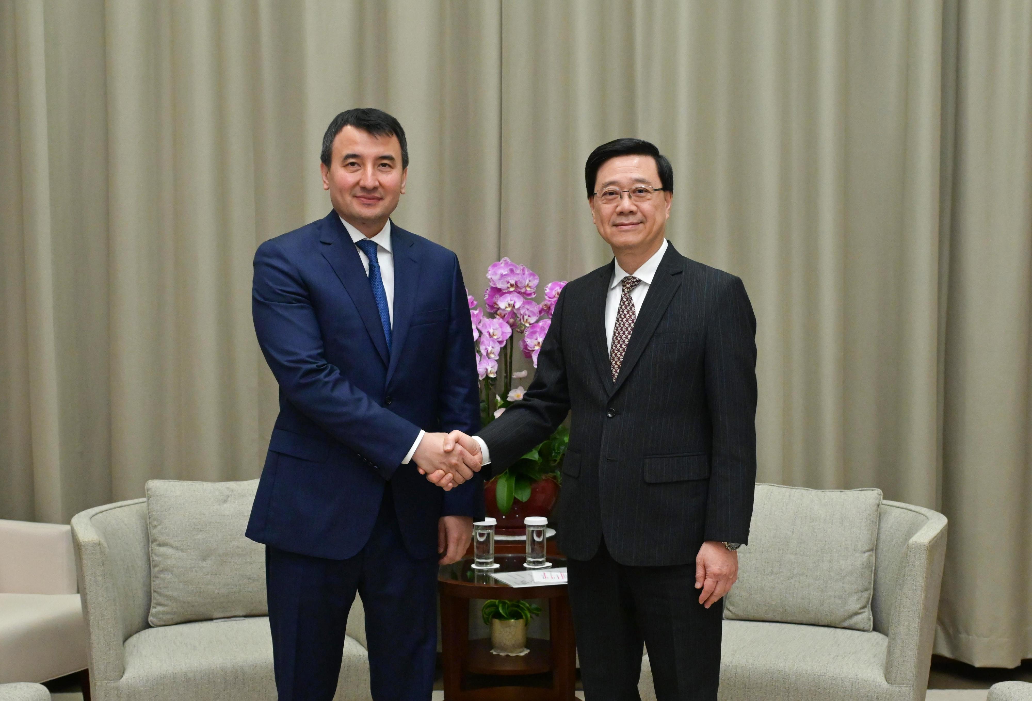 The Chief Executive, Mr John Lee (right), meets with Deputy Prime Minister of Uzbekistan Mr Jamshid Khodjaev (left) today (August 4). 