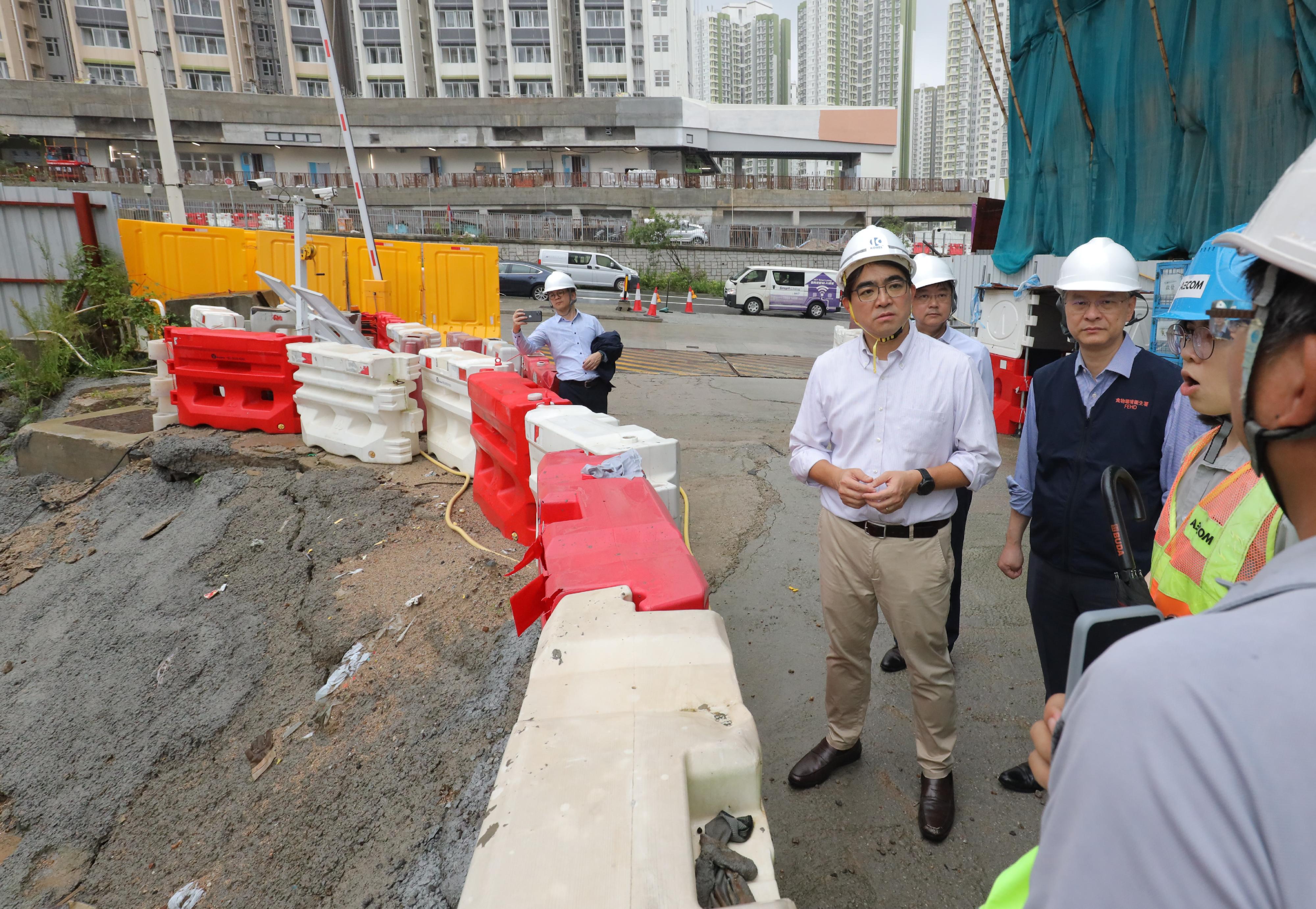 A spokesman for the Food and Environmental Hygiene Department (FEHD) said today (August 4) that, in response to the recent imported case of chikungunya fever, the FEHD works with relevant departments and stakeholders to continuously strengthen mosquito control and elimination work. Photo shows the Director of the FEHD, Mr Donald Ng (second left), inspecting stagnant water removal and mosquito prevention and control works at construction sites and other public places near On Tat Estate.