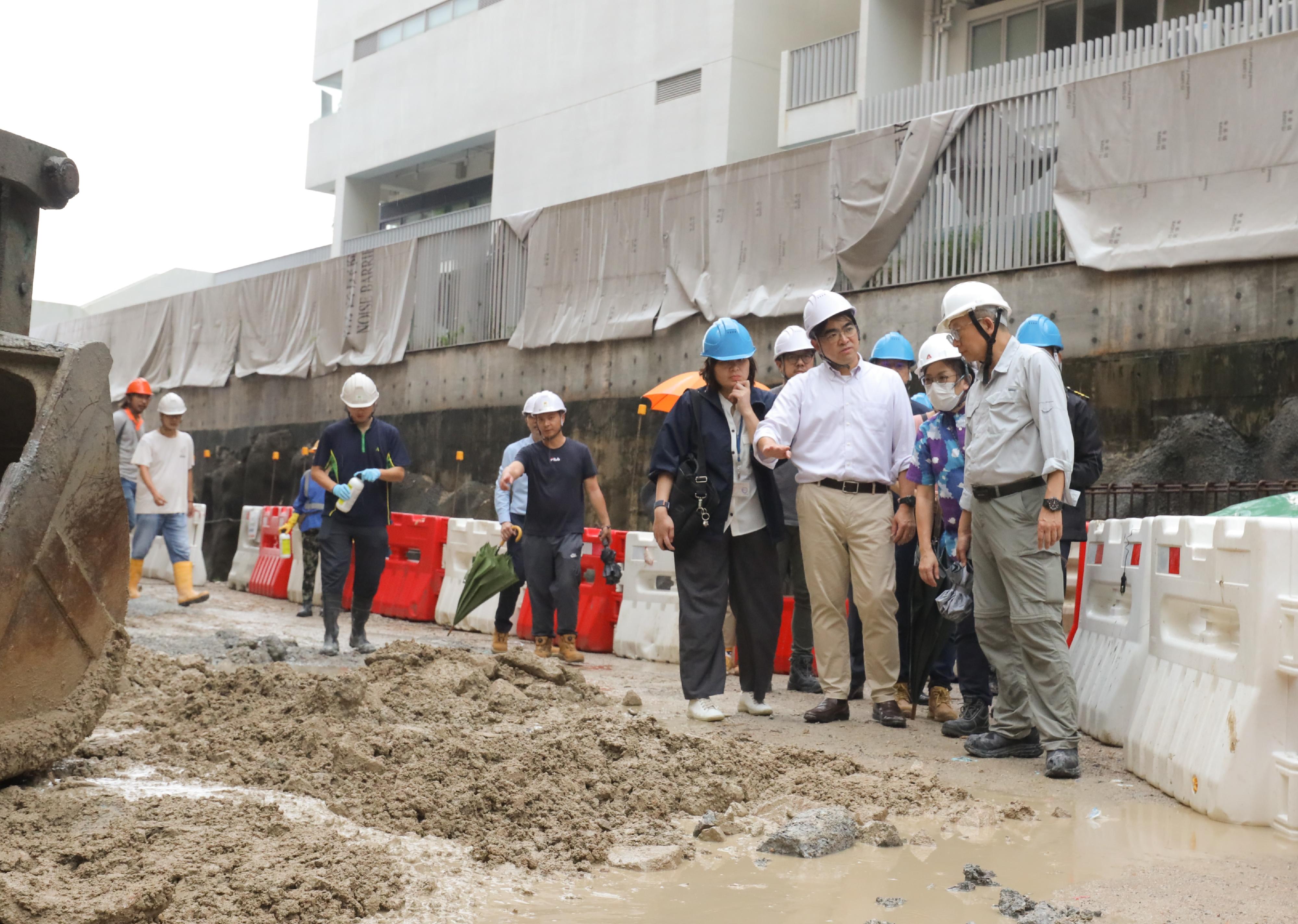 A spokesman for the Food and Environmental Hygiene Department (FEHD) said today (August 4) that, in response to the recent imported case of chikungunya fever, the FEHD works with relevant departments and stakeholders to continuously strengthen mosquito control and elimination work. Photo shows the Director of the FEHD, Mr Donald Ng (third right), inspecting stagnant water removal and mosquito prevention and control works at construction sites and other public places near On Tat Estate.
