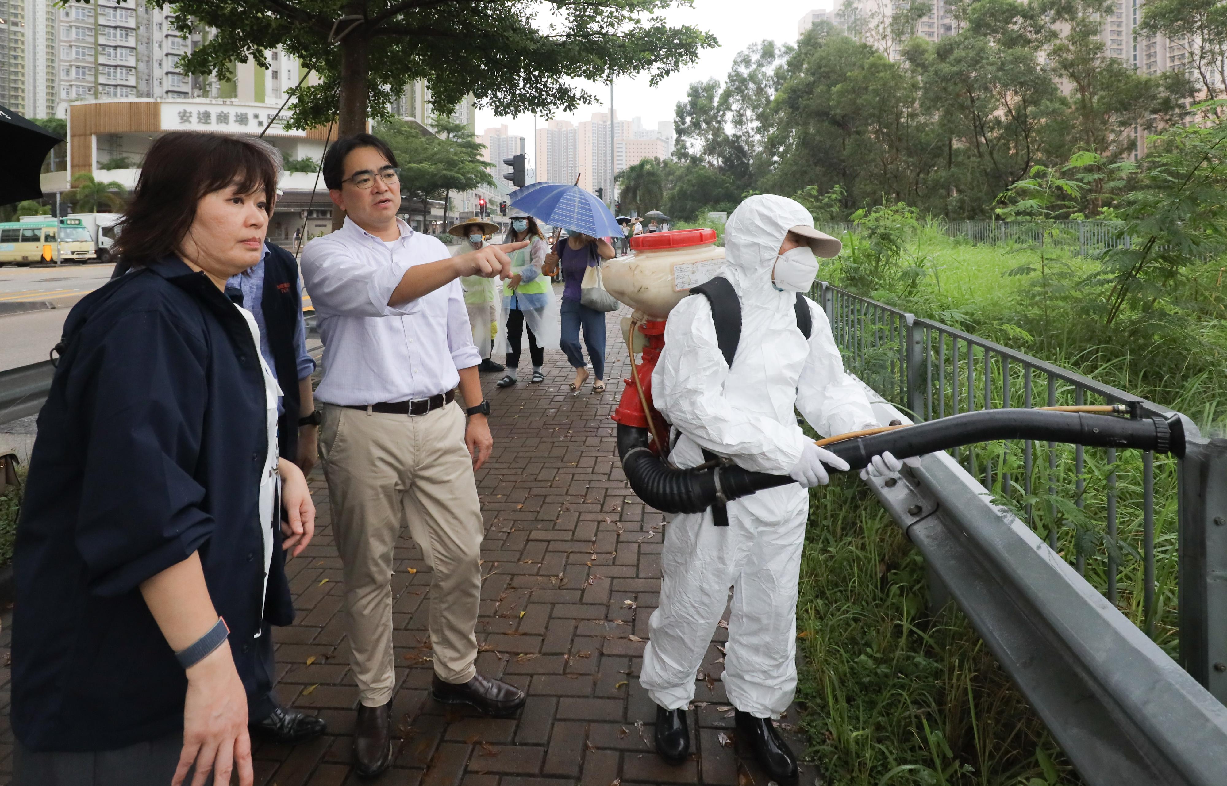 A spokesman for the Food and Environmental Hygiene Department (FEHD) said today (August 4) that, in response to the recent imported case of chikungunya fever, the FEHD works with relevant departments and stakeholders to continuously strengthen mosquito control and elimination work. Photo shows the Director of the FEHD, Mr Donald Ng (second left), inspecting stagnant water removal and mosquito prevention and control works at construction sites and other public places near On Tat Estate.