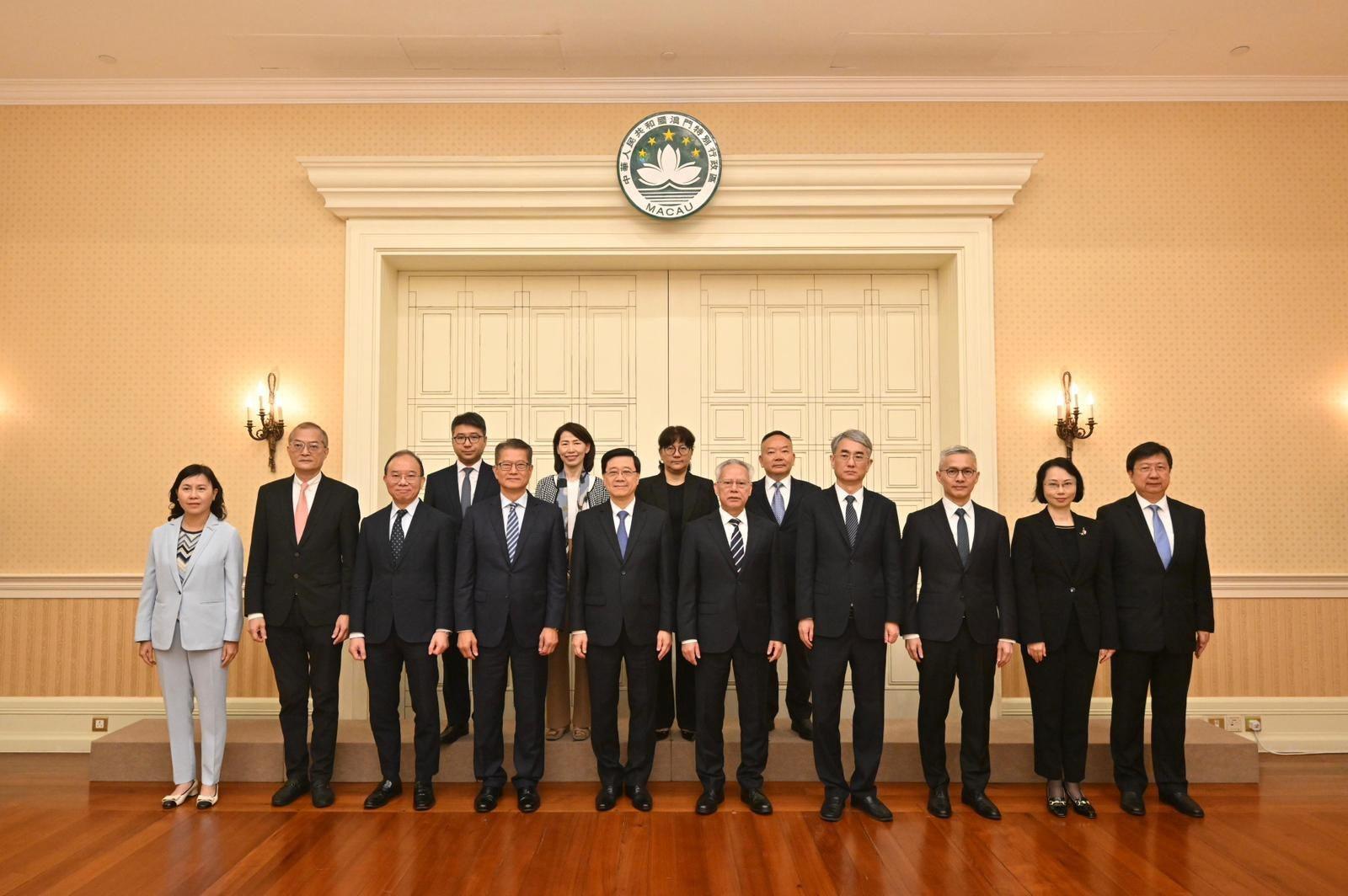 行政長官李家超今日（八月五日）到訪澳門，並與澳門特別行政區（特區）行政長官岑浩輝會面。圖示（前排左起）運輸及物流局局長陳美寶、醫務衞生局局長盧寵茂教授、政制及內地事務局局長曾國衞、財政司司長陳茂波、李家超、岑浩輝、澳門特區行政法務司司長張永春、澳門特區經濟財政司司長戴建業、澳門特區社會文化司司長柯嵐和澳門特區運輸工務司司長譚偉文。