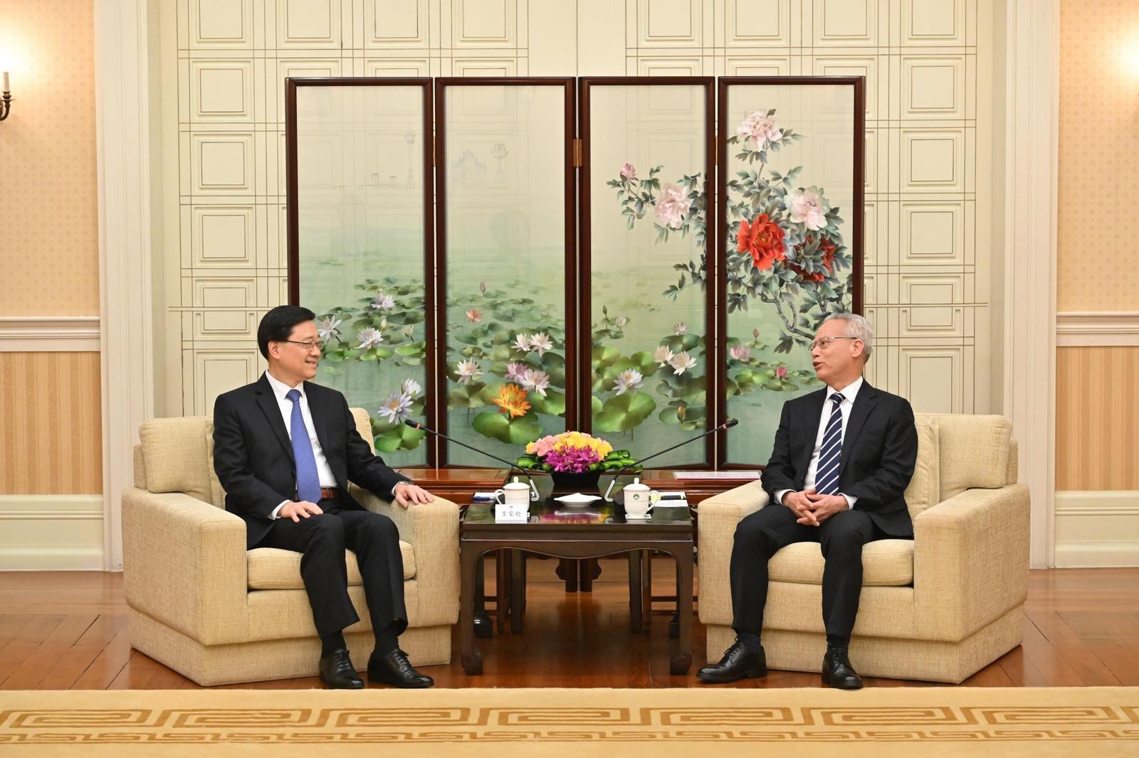 行政長官李家超今日（八月五日）到訪澳門。圖示李家超（左）與澳門特別行政區行政長官岑浩輝（右）會面。