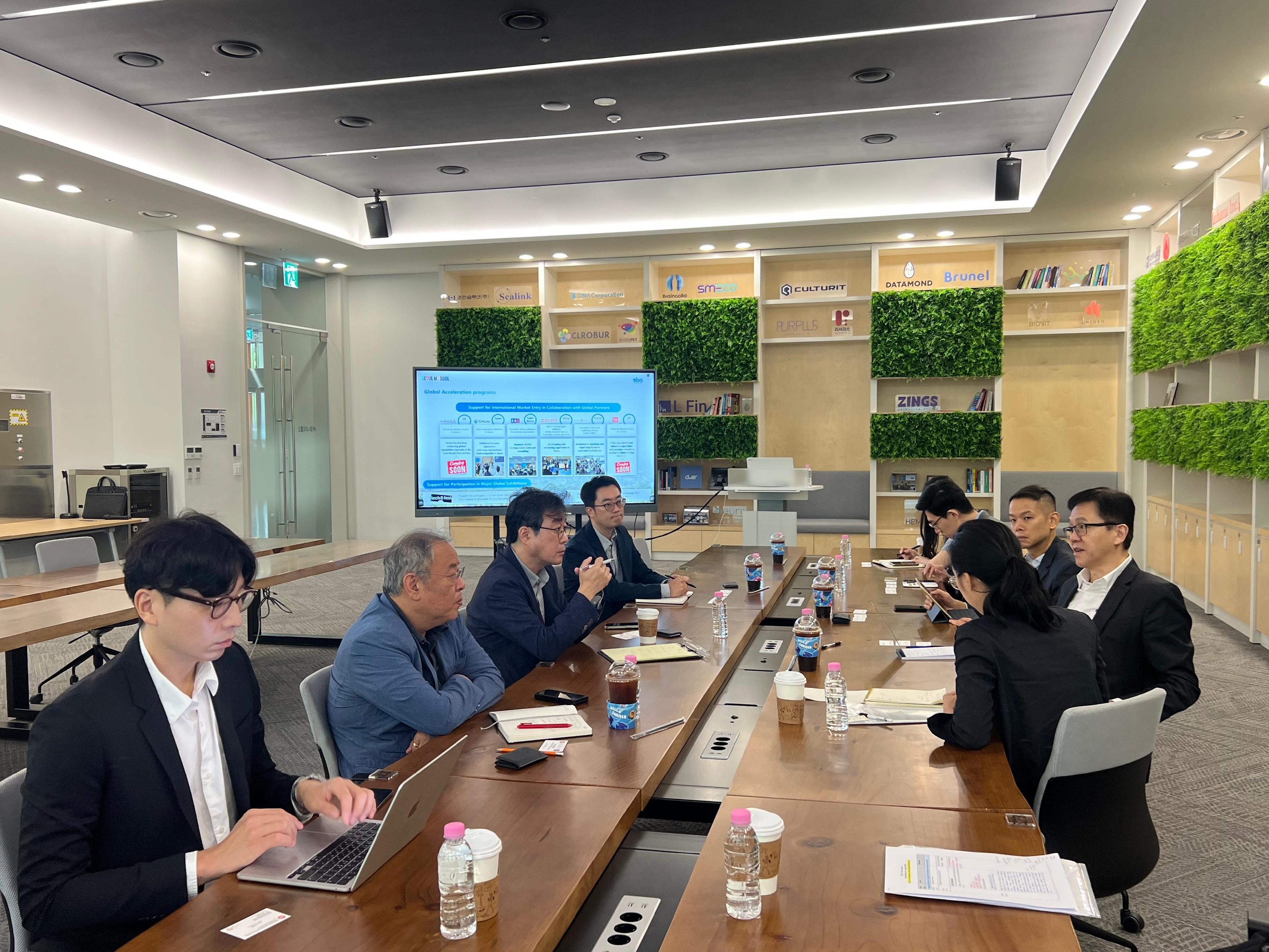 The Secretary for Innovation, Technology and Industry, Professor Sun Dong, visited the Seoul Startup Hub M+ in Seoul, Korea, today (August 5). Photo shows Professor Sun (second right) meeting with the management of the hub.