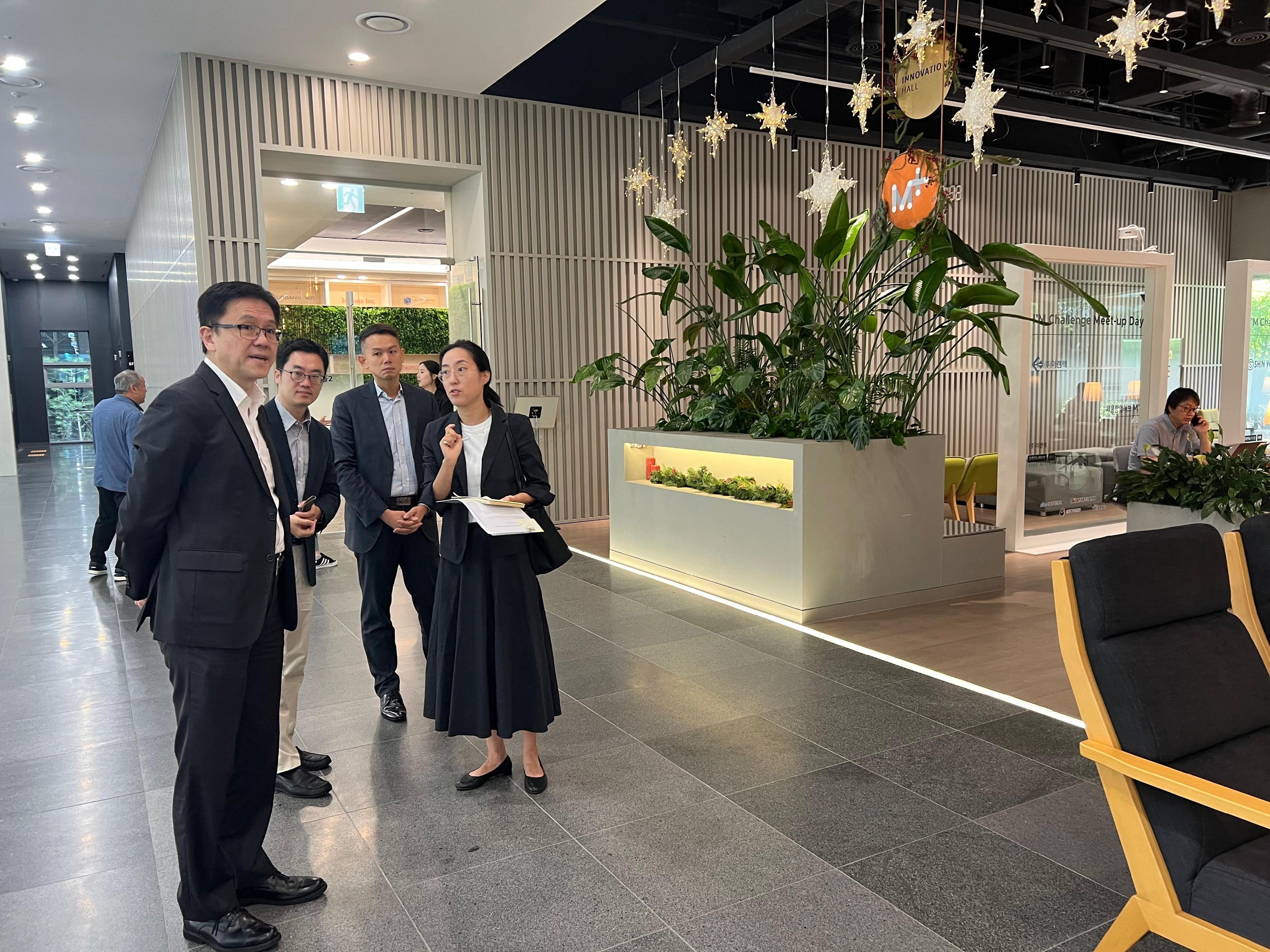 The Secretary for Innovation, Technology and Industry, Professor Sun Dong (first left), visited the Seoul Startup Hub M+ in Seoul, Korea, today (August 5) to understand more about its operation.