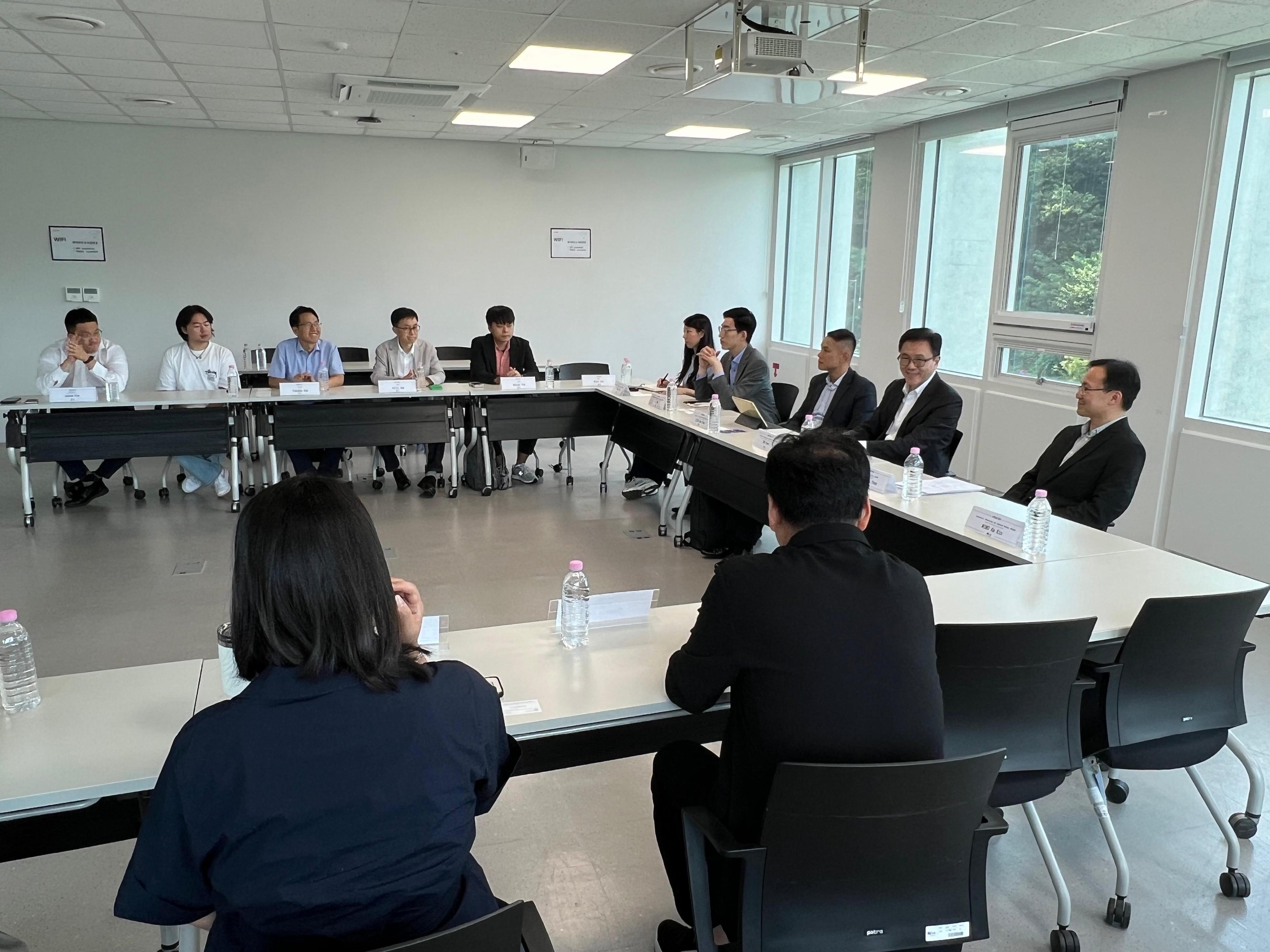 The Secretary for Innovation, Technology and Industry, Professor Sun Dong, visited a start-up AI incubator and accelerator, Seoul AI Hub, in Seoul, Korea, today (August 5). Photo shows Professor Sun (second right) meeting with founders of several AI start-ups based at the hub.