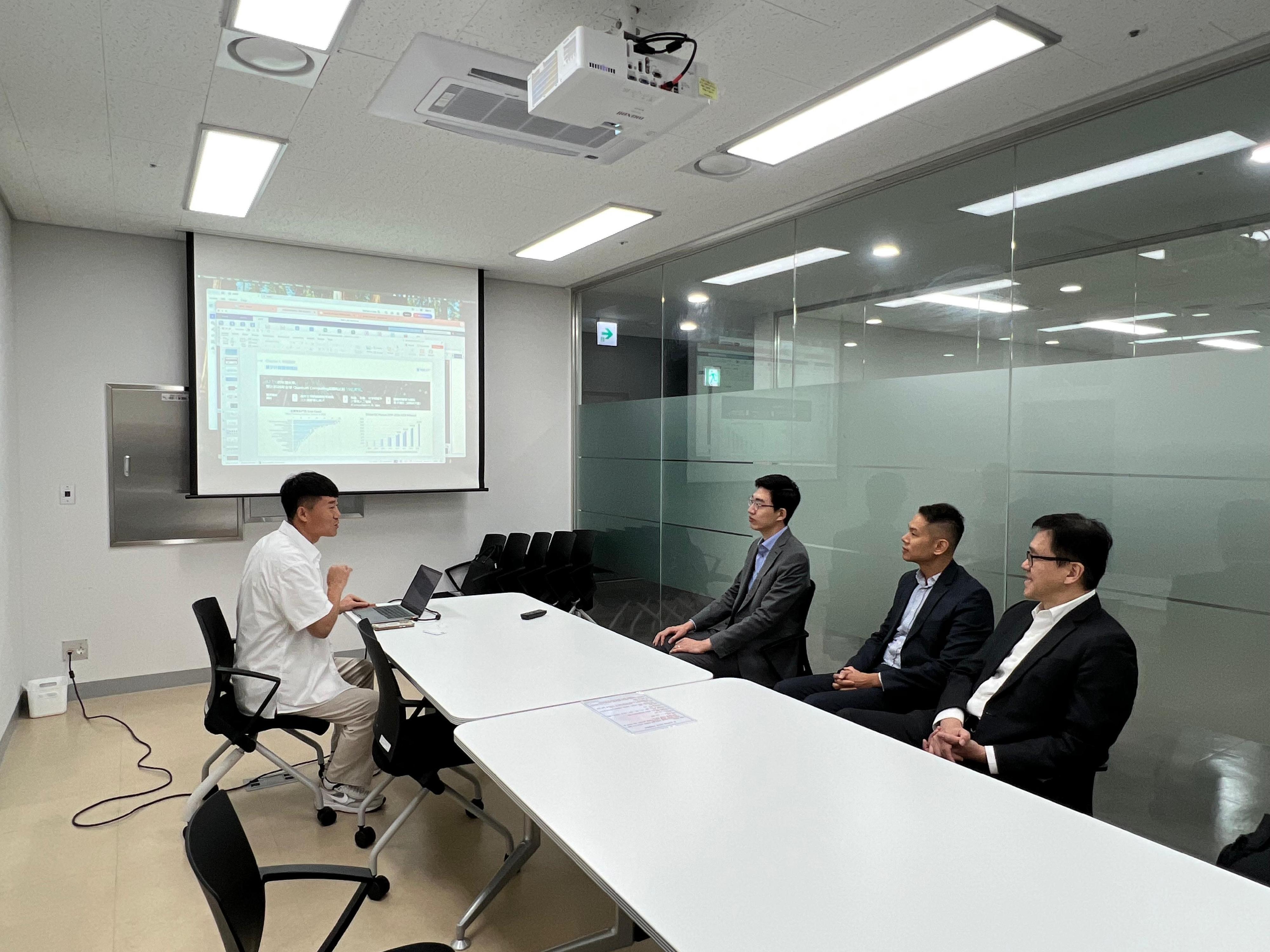 The Secretary for Innovation, Technology and Industry, Professor Sun Dong, visited the Seoul Startup Hub M+ in Seoul, Korea, today (August 5). Photo shows Professor Sun (first right) meeting with the founder of a start-up that focuses on the application of quantum computing technology.