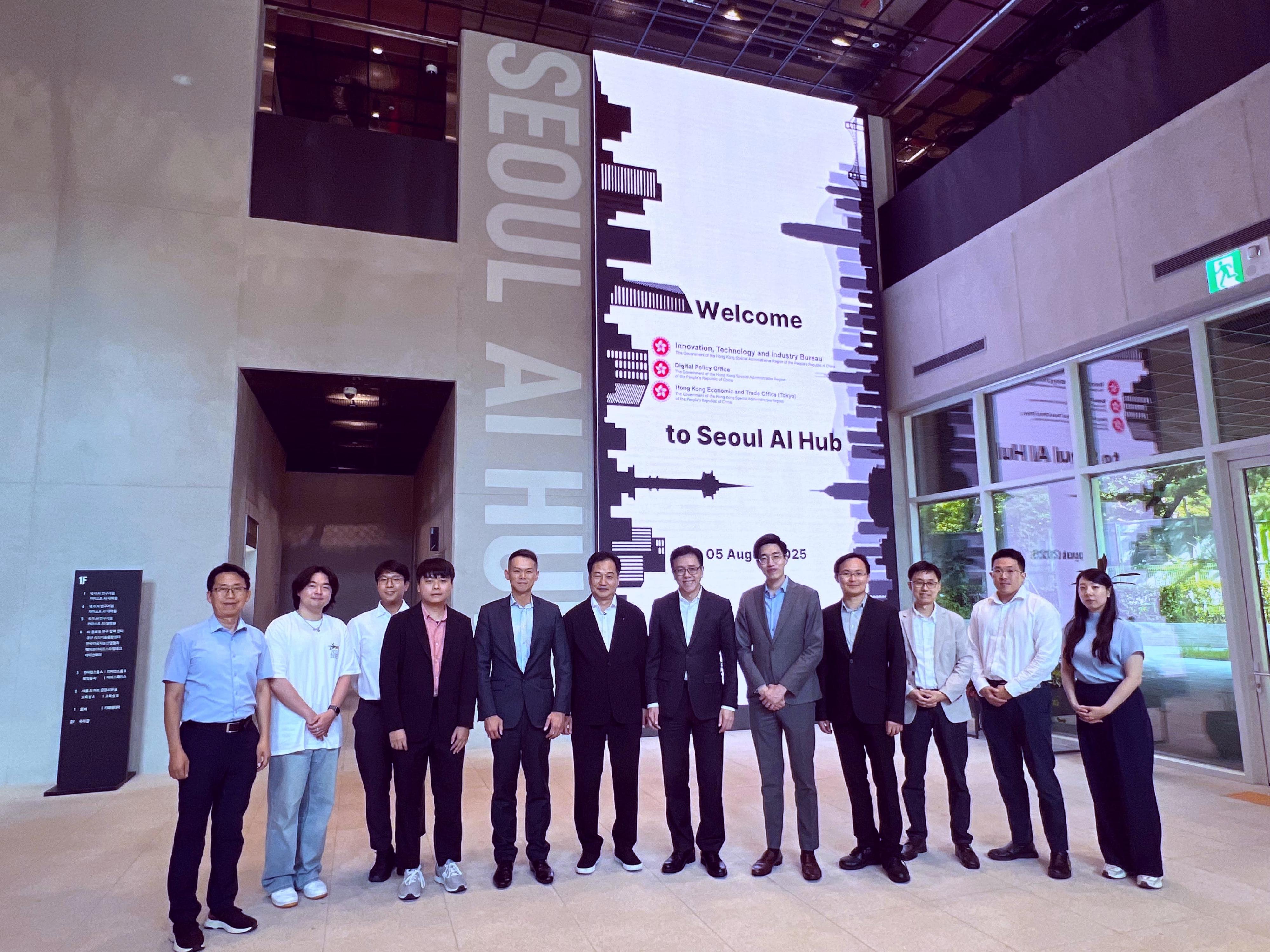 The Secretary for Innovation, Technology and Industry, Professor Sun Dong, visited a start-up AI incubator and accelerator, Seoul AI Hub, in Seoul, Korea, today (August 5). Photo shows Professor Sun (sixth right) with representatives of Seoul AI Hub and start-ups.