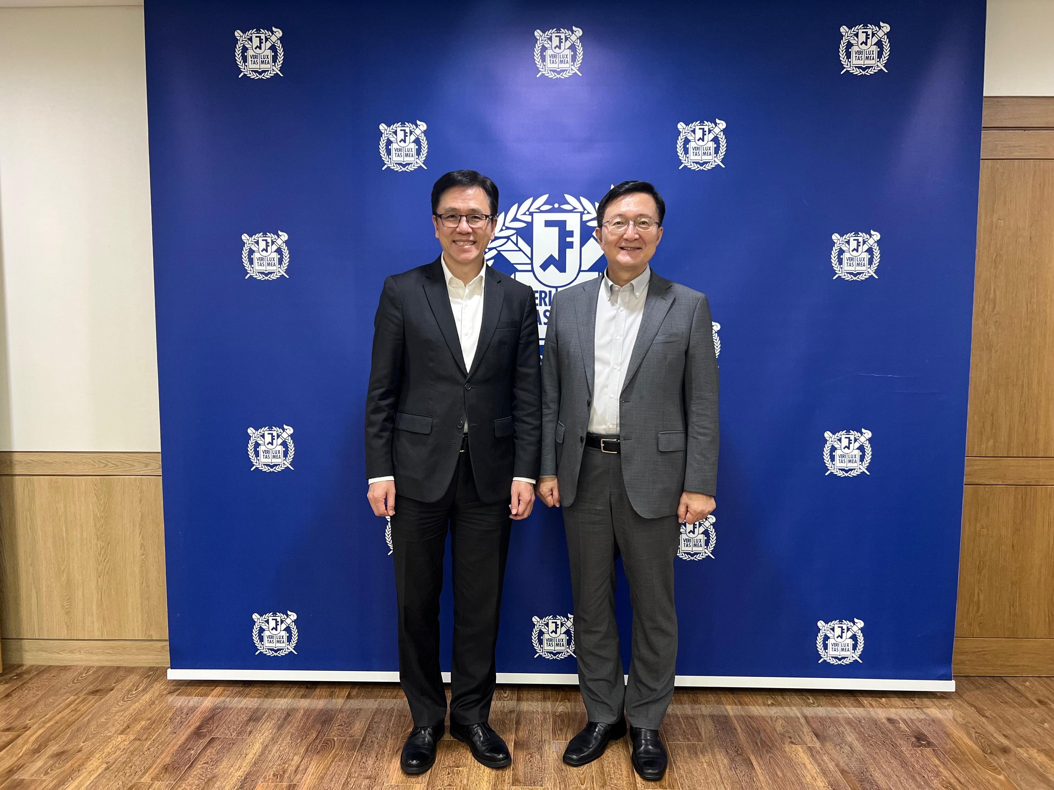 The Secretary for Innovation, Technology and Industry, Professor Sun Dong, visited the Seoul National University in Korea today (August 5) and exchanged views with the President of the University, Dr Ryu Hong Lim, on nurturing innovation and technology talent and scientific research collaboration. Photo shows Professor Sun (left) with Dr Ryu (right).