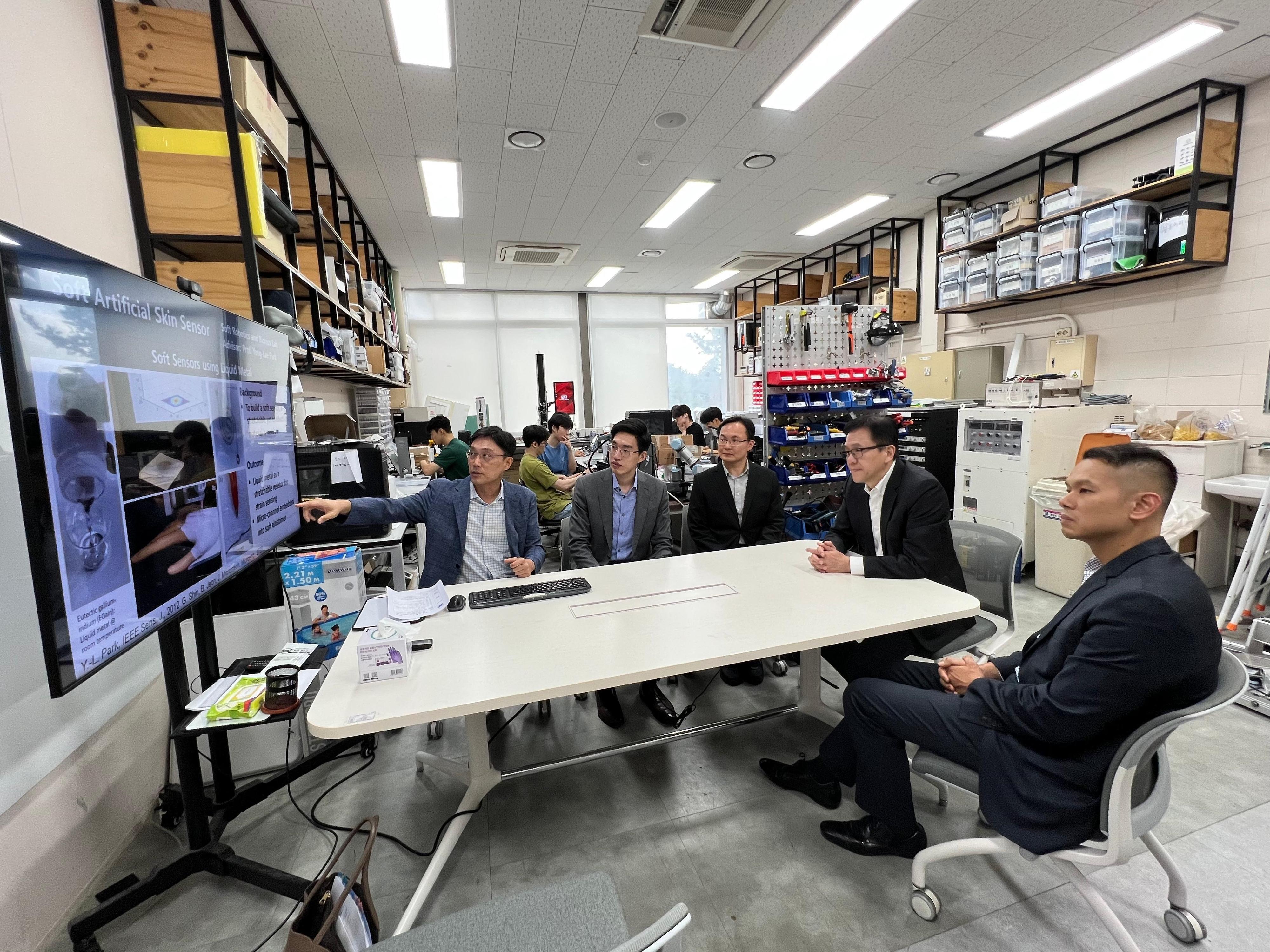 The Secretary for Innovation, Technology and Industry, Professor Sun Dong, visited the Seoul National University in Korea today (August 5). Photo shows Professor Sun (second right) visiting the Soft Robotics and Bionics Laboratory and receiving a briefing on the Laboratory's latest research achievements.
