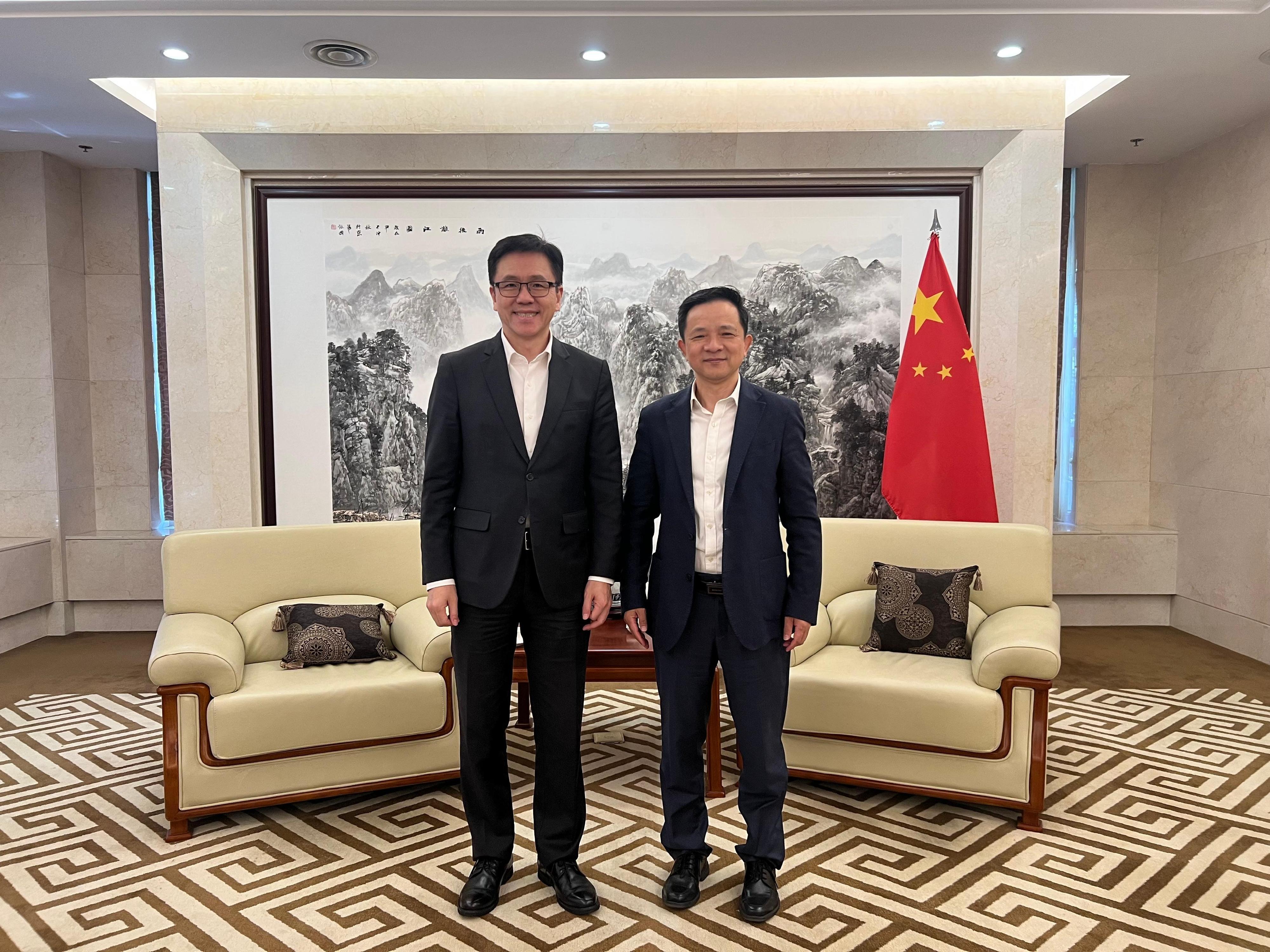 The Secretary for Innovation, Technology and Industry, Professor Sun Dong (left), called on the Chinese Ambassador to the Republic of Korea, Mr Dai Bing (right), in Seoul, Korea, today (August 5).