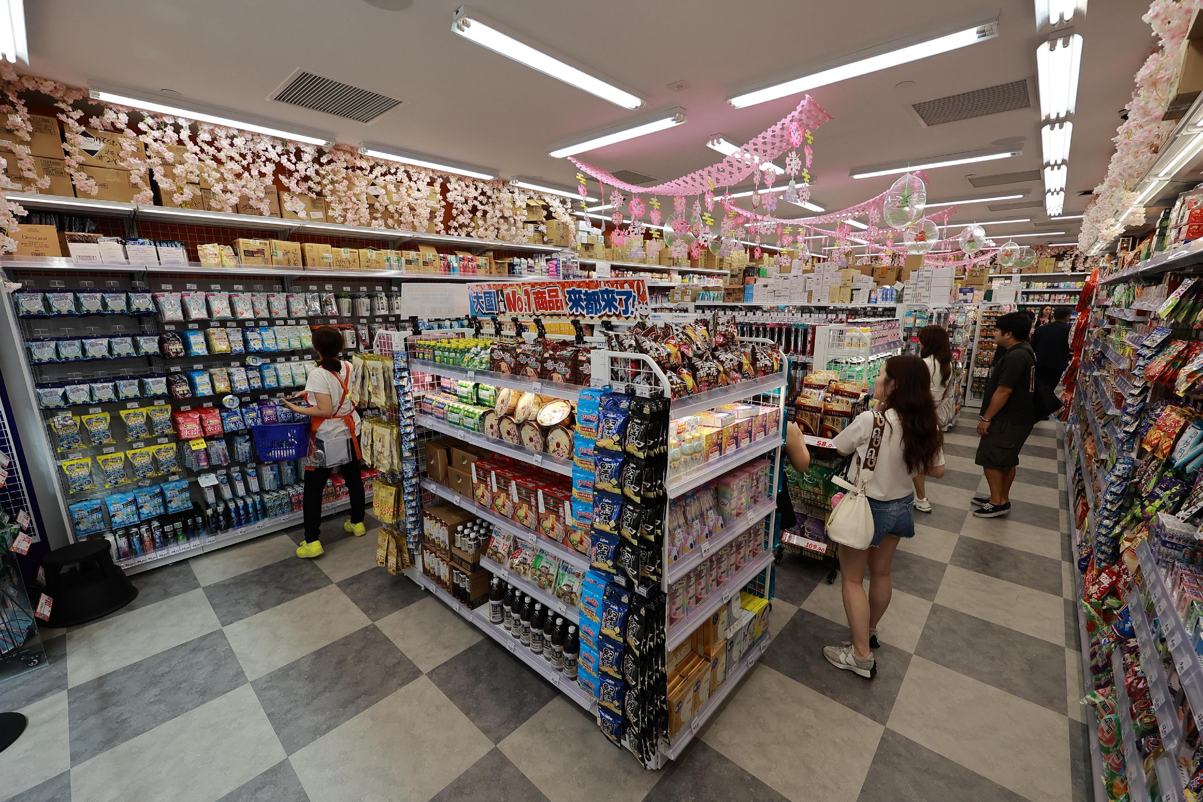 投資推廣署今日（八月六日）歡迎日本連鎖藥妝店大國藥妝在香港開設的首間海外門市將於明日（八月七日）正式開幕，以香港為地區總部拓展海外業務，尤其開拓大中華區和東南亞市場。圖示其位於尖沙咀首店。